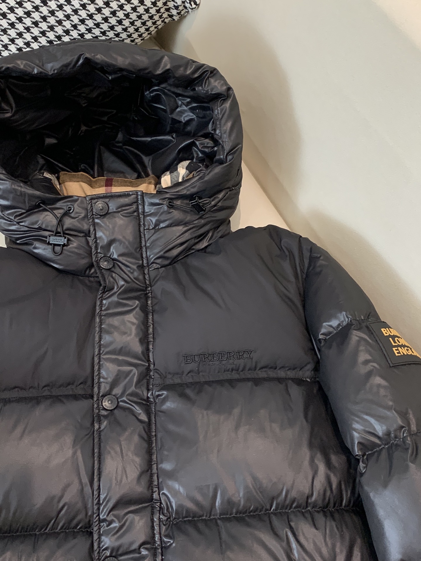 。Burberry/博柏利 撞色胶条字母Logo徽标连帽羽绒服.内里拼接经典格纹内衬,上身效果真的绝.特