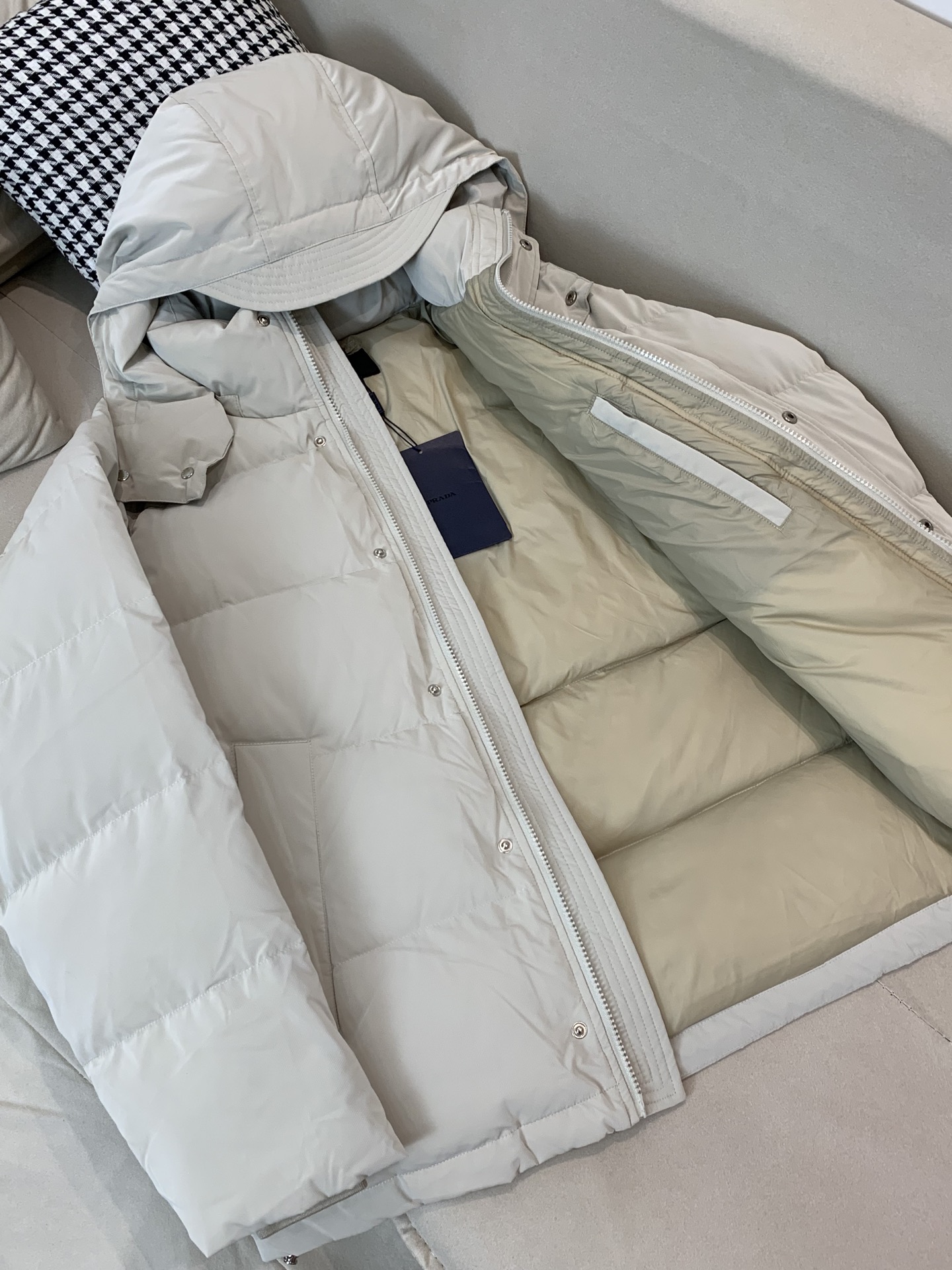 。羽绒2025SS秋冬季新款！普拉达男士连帽羽绒服，高端轻奢的时尚风格，实穿百搭的款式，上身效果轻盈舒适