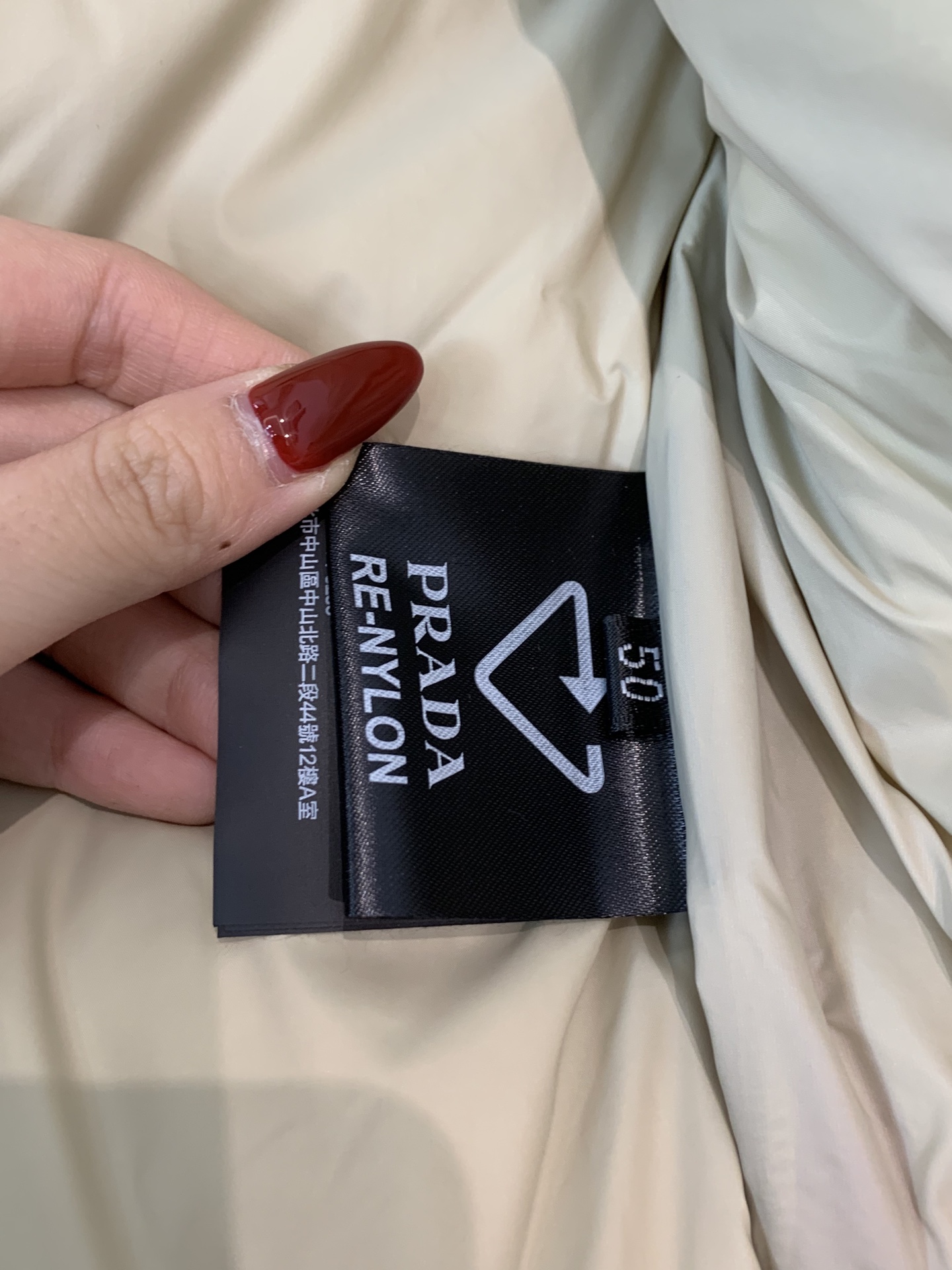 。羽绒2025SS秋冬季新款！普拉达男士连帽羽绒服，高端轻奢的时尚风格，实穿百搭的款式，上身效果轻盈舒适