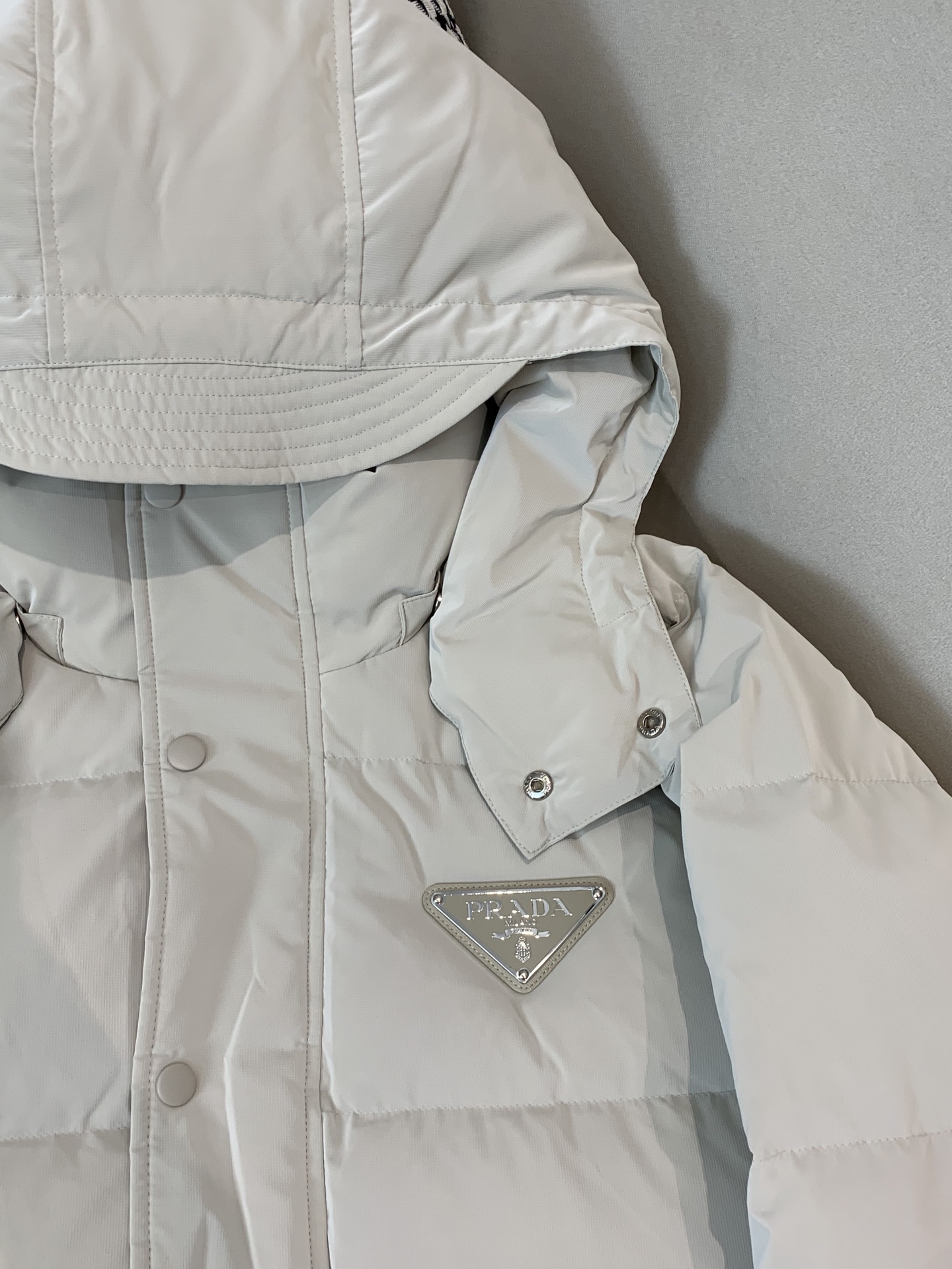 。羽绒2025SS秋冬季新款！普拉达男士连帽羽绒服，高端轻奢的时尚风格，实穿百搭的款式，上身效果轻盈舒适