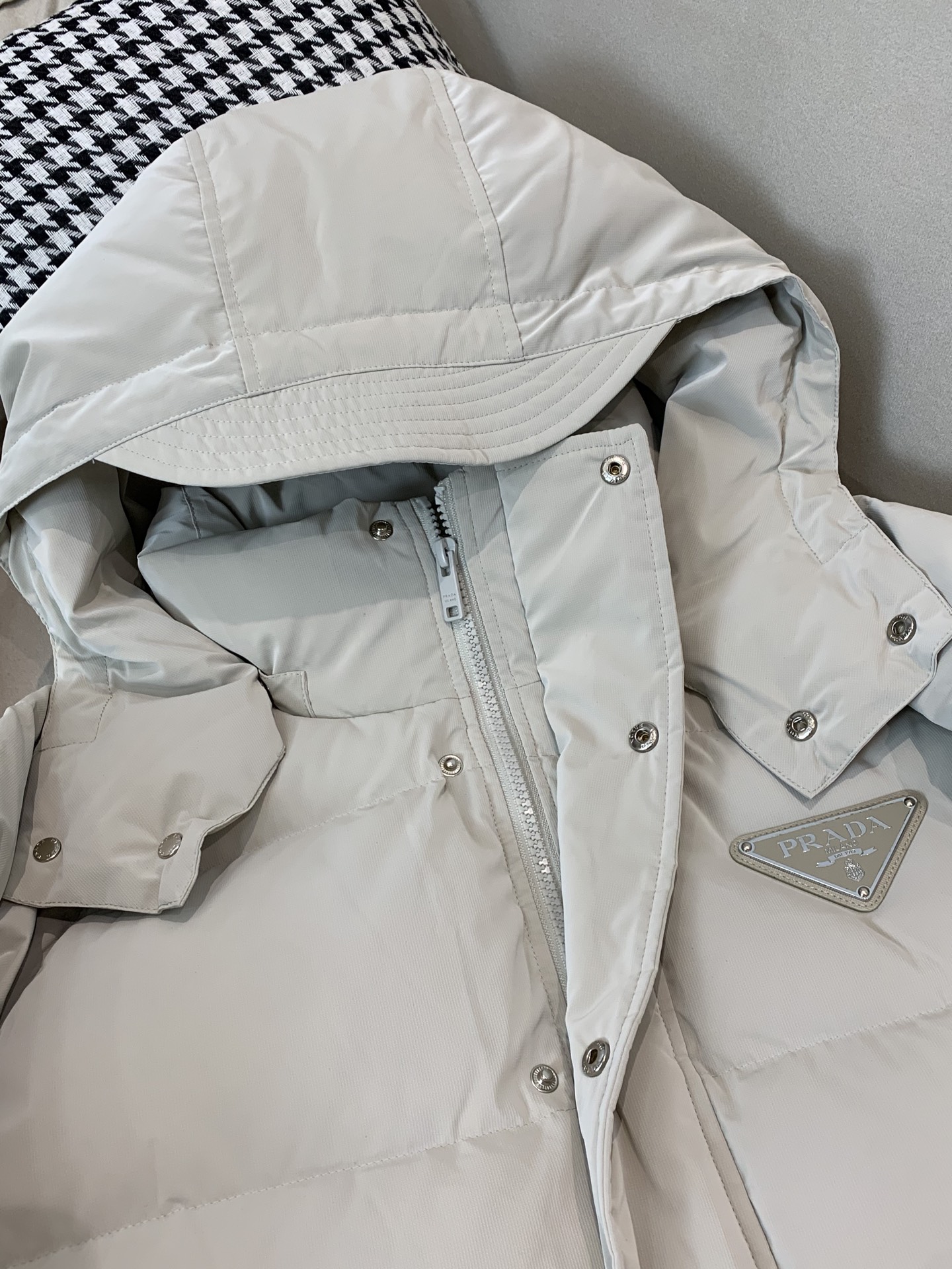 。羽绒2025SS秋冬季新款！普拉达男士连帽羽绒服，高端轻奢的时尚风格，实穿百搭的款式，上身效果轻盈舒适