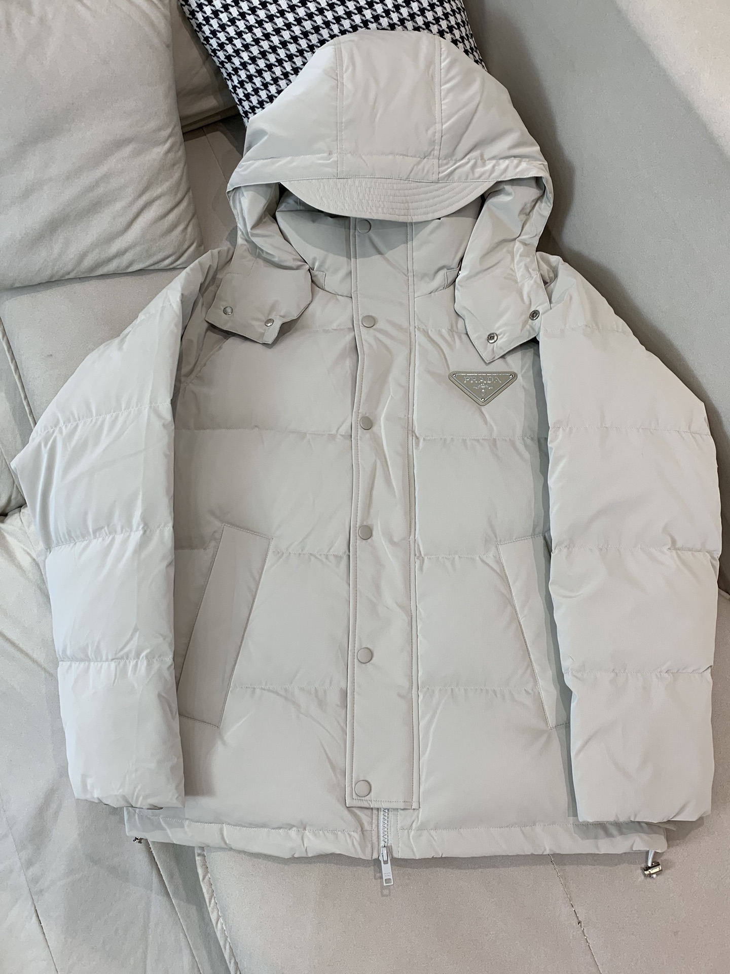 。羽绒2025SS秋冬季新款！普拉达男士连帽羽绒服，高端轻奢的时尚风格，实穿百搭的款式，上身效果轻盈舒适