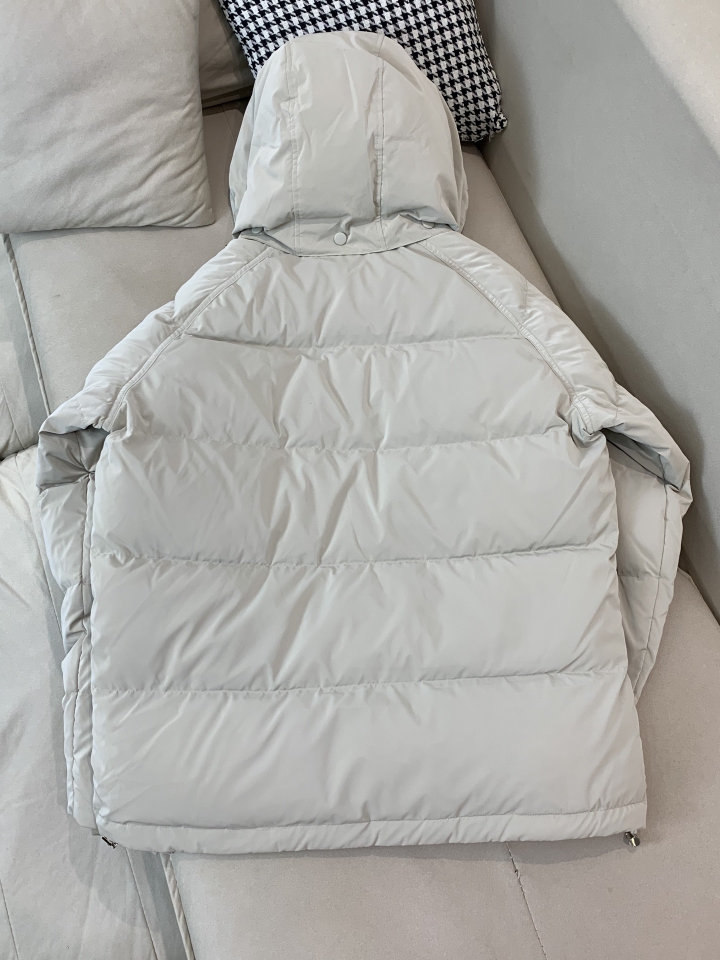 。羽绒2025SS秋冬季新款！普拉达男士连帽羽绒服，高端轻奢的时尚风格，实穿百搭的款式，上身效果轻盈舒适