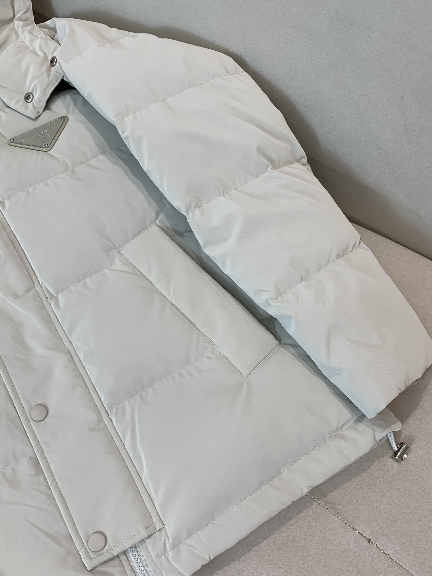 。羽绒2025SS秋冬季新款！普拉达男士连帽羽绒服，高端轻奢的时尚风格，实穿百搭的款式，上身效果轻盈舒适