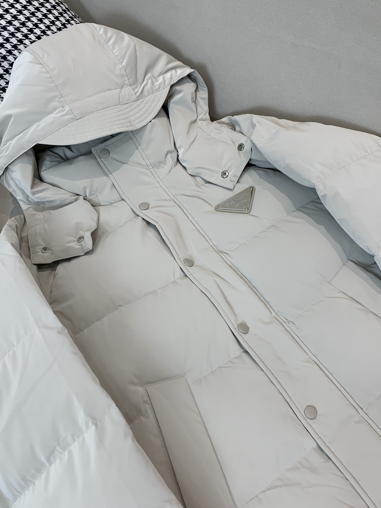 。羽绒2025SS秋冬季新款！普拉达男士连帽羽绒服，高端轻奢的时尚风格，实穿百搭的款式，上身效果轻盈舒适