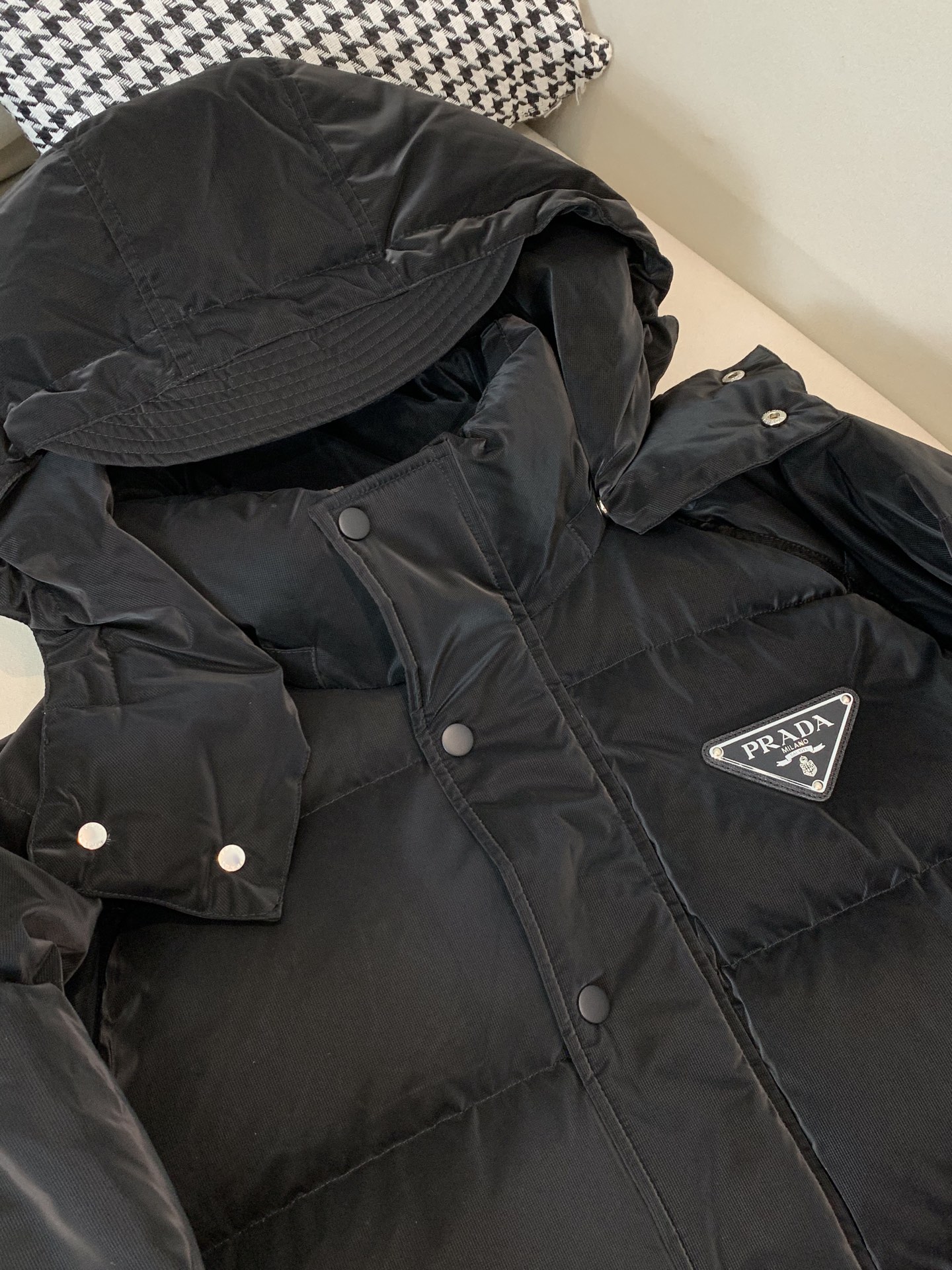 。羽绒。2025SS秋冬季新款！普拉达男士连帽羽绒服，高端轻奢的时尚风格，实穿百搭的款式，上身效果轻盈舒