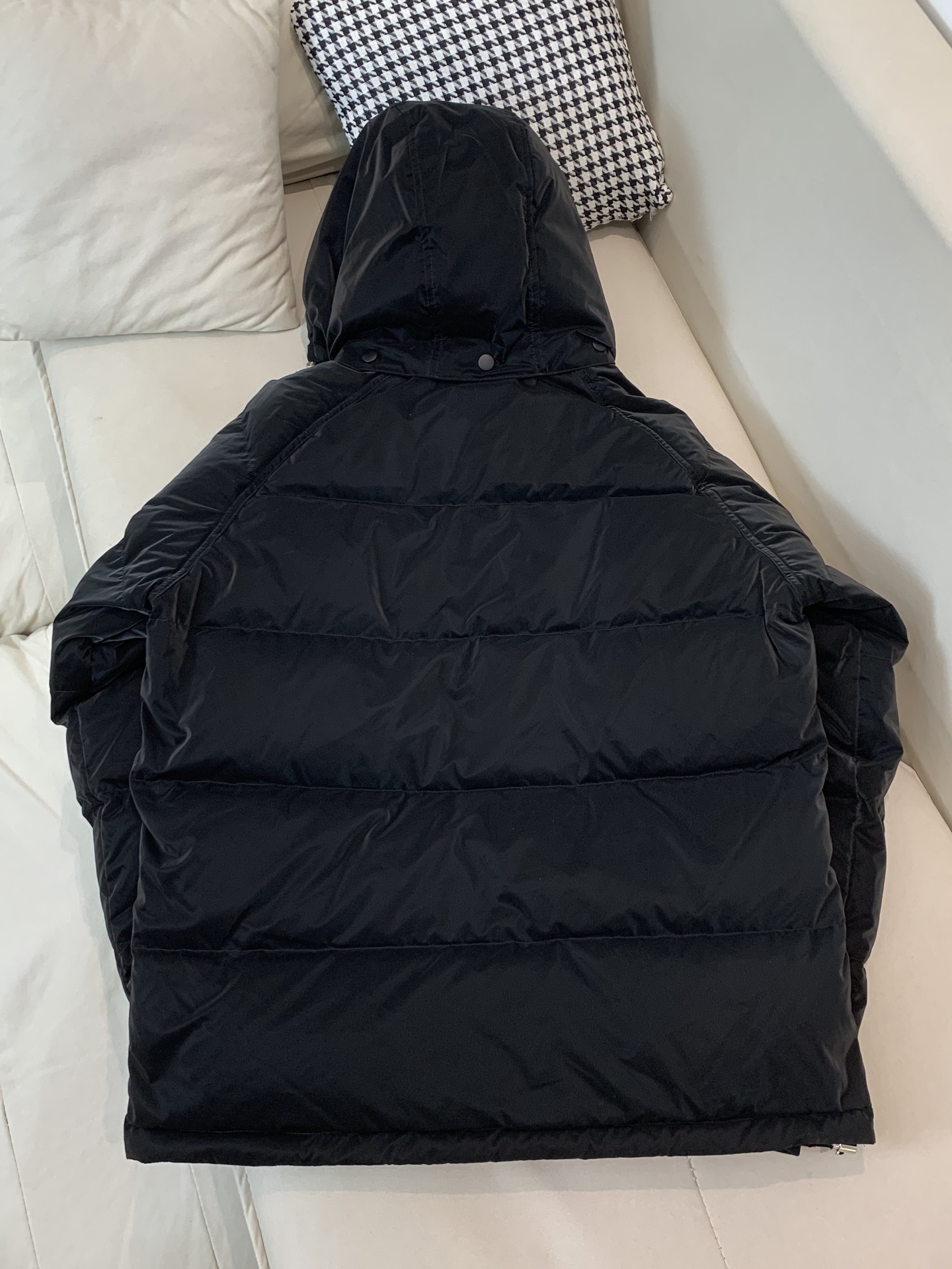 。羽绒。2025SS秋冬季新款！普拉达男士连帽羽绒服，高端轻奢的时尚风格，实穿百搭的款式，上身效果轻盈舒