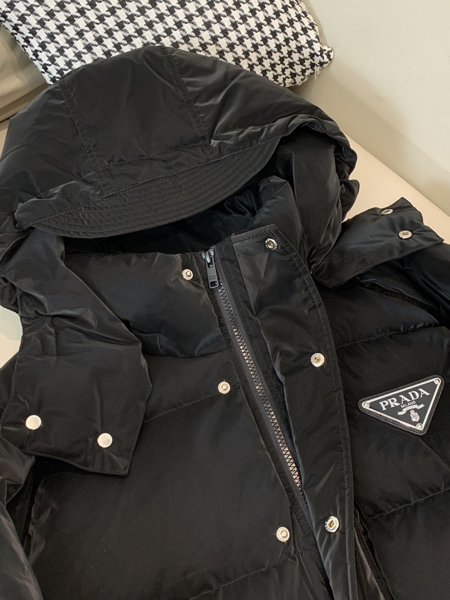 。羽绒。2025SS秋冬季新款！普拉达男士连帽羽绒服，高端轻奢的时尚风格，实穿百搭的款式，上身效果轻盈舒