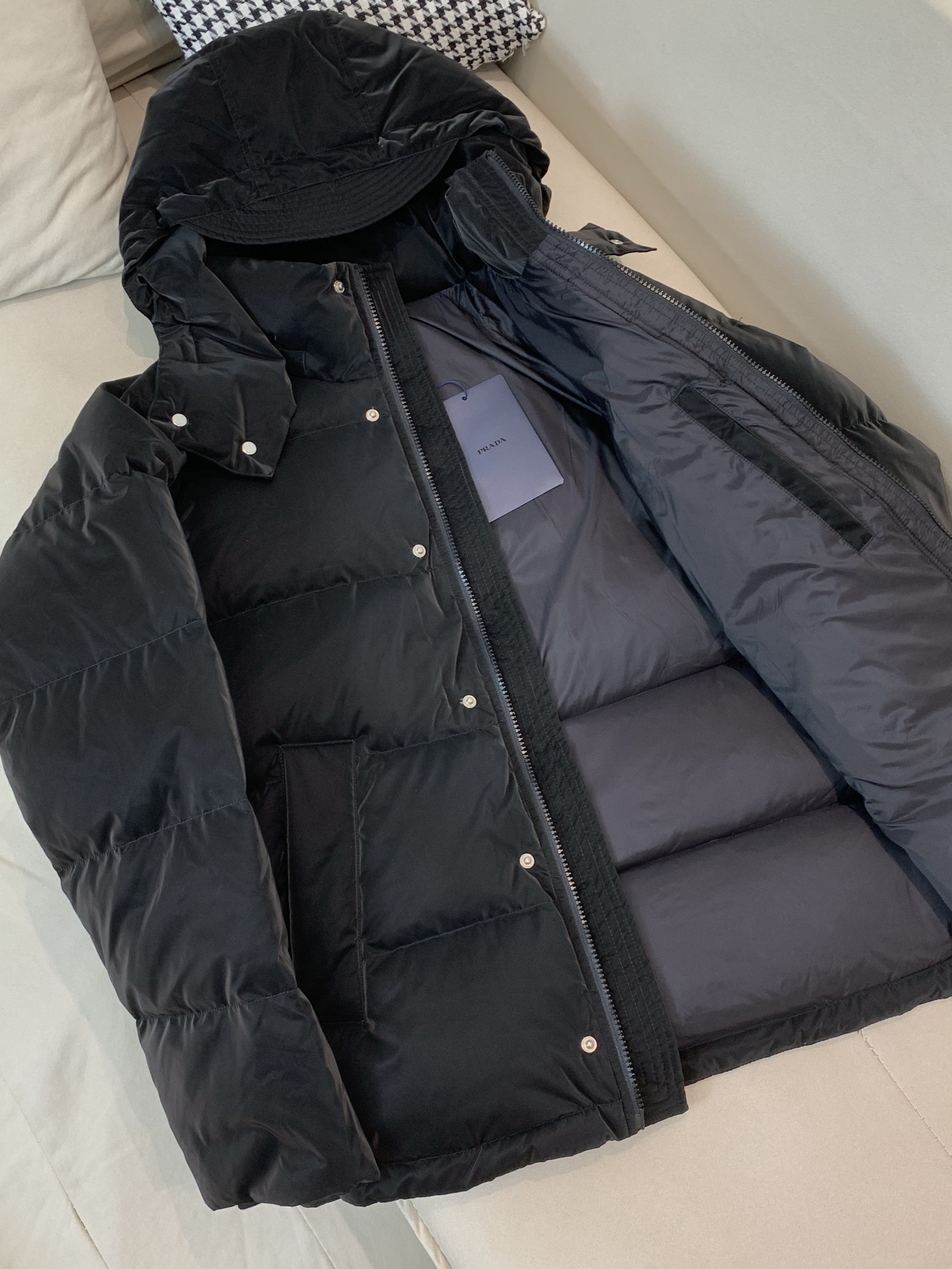 。羽绒。2025SS秋冬季新款！普拉达男士连帽羽绒服，高端轻奢的时尚风格，实穿百搭的款式，上身效果轻盈舒