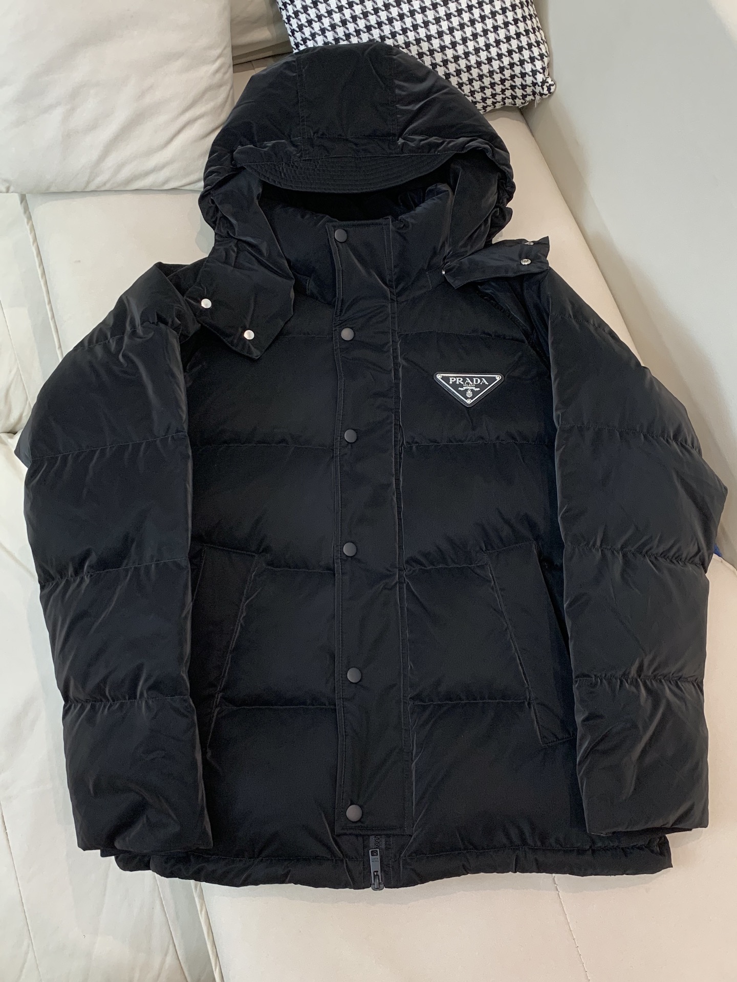 。羽绒。2025SS秋冬季新款！普拉达男士连帽羽绒服，高端轻奢的时尚风格，实穿百搭的款式，上身效果轻盈舒