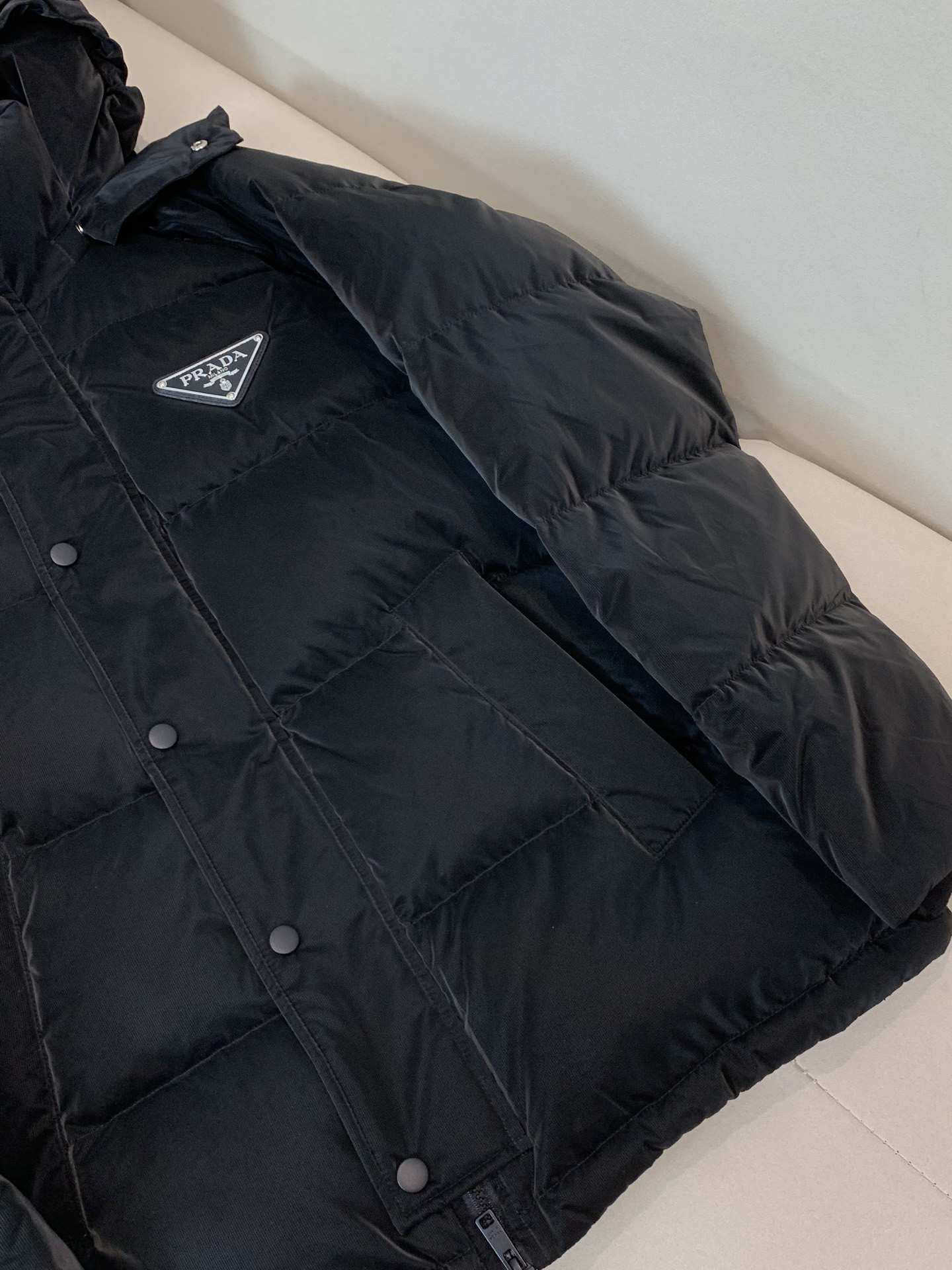 。羽绒。2025SS秋冬季新款！普拉达男士连帽羽绒服，高端轻奢的时尚风格，实穿百搭的款式，上身效果轻盈舒