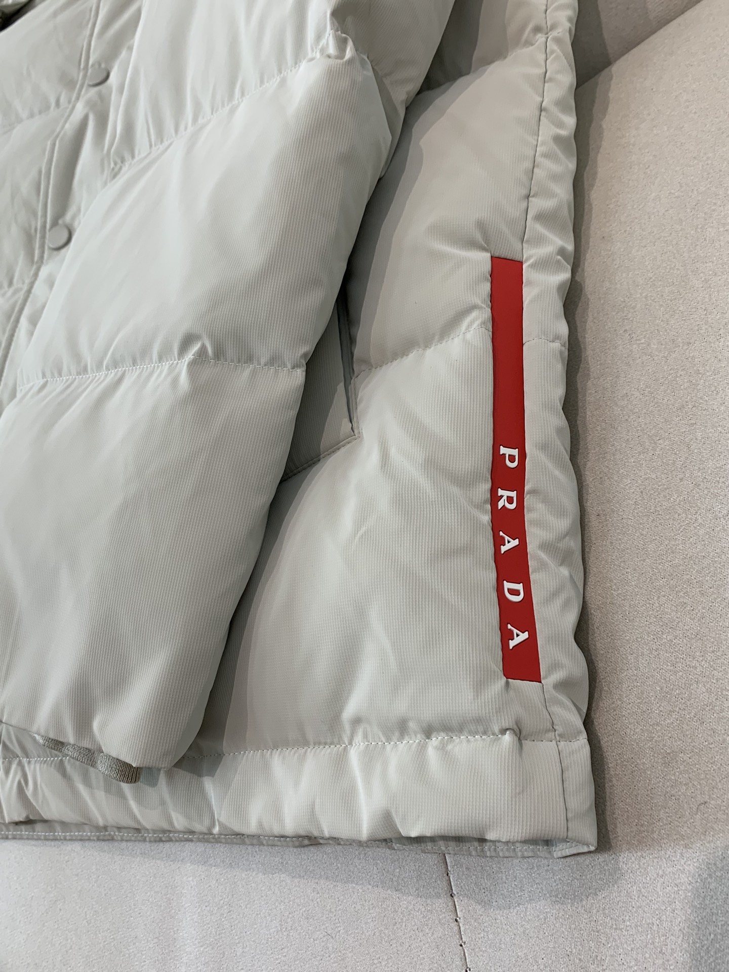 。羽绒2025SS秋冬季新款！普拉达男士连帽羽绒服，高端轻奢的时尚风格，实穿百搭的款式，上身效果轻盈舒适