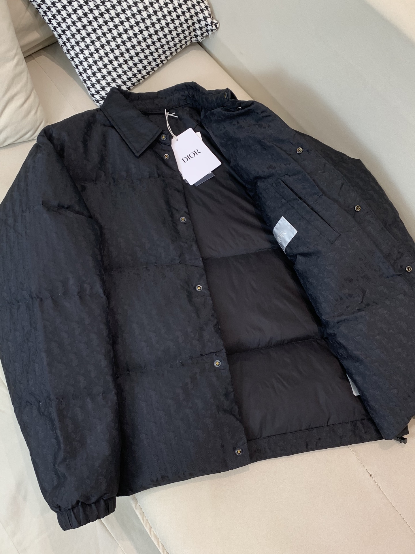 。2025SS秋冬季新款！迪奥男士翻领羽绒服，高端轻奢的时尚风格，实穿百搭的款式，上身效果轻盈舒适有型，