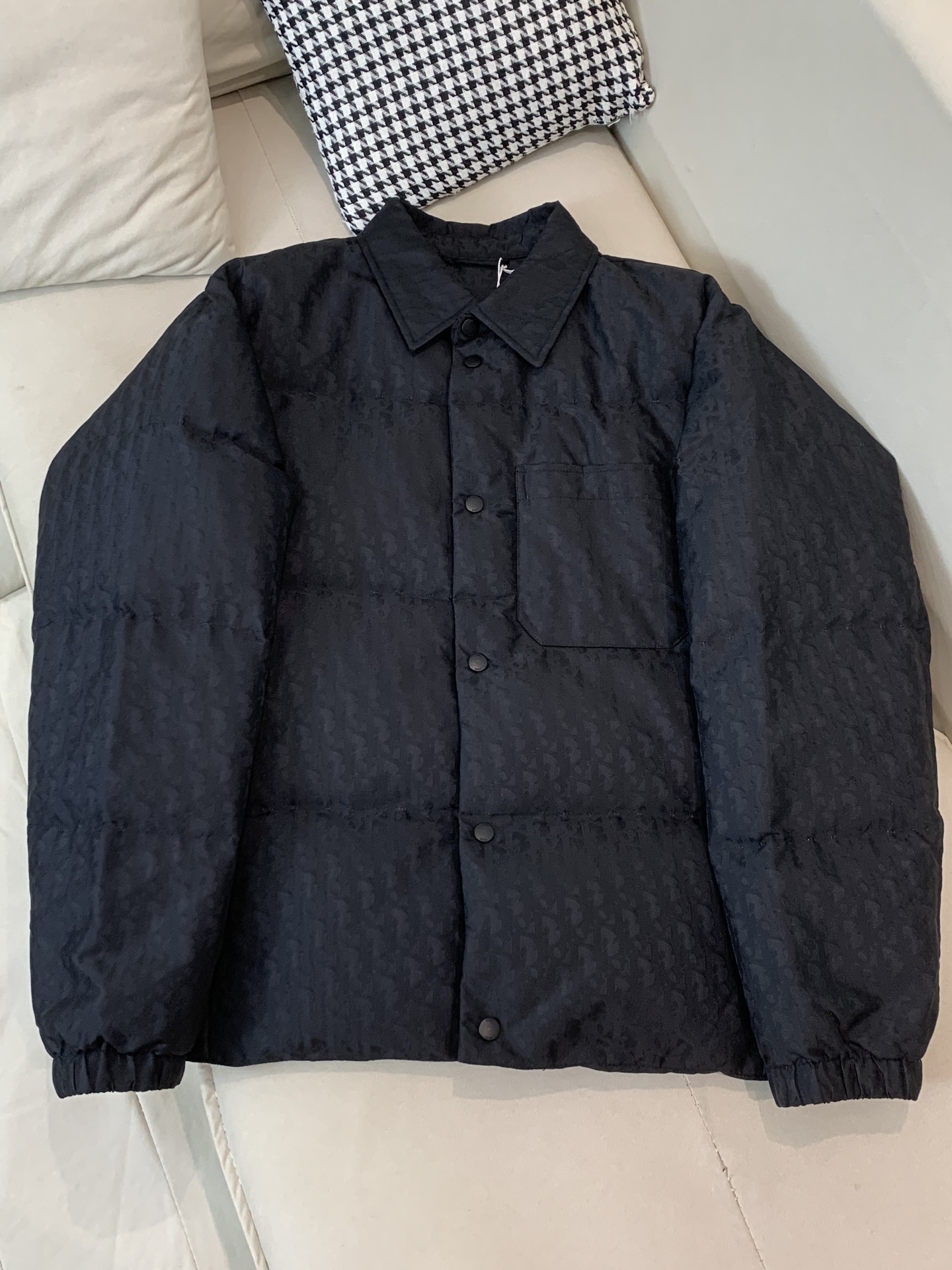 。2025SS秋冬季新款！迪奥男士翻领羽绒服，高端轻奢的时尚风格，实穿百搭的款式，上身效果轻盈舒适有型，