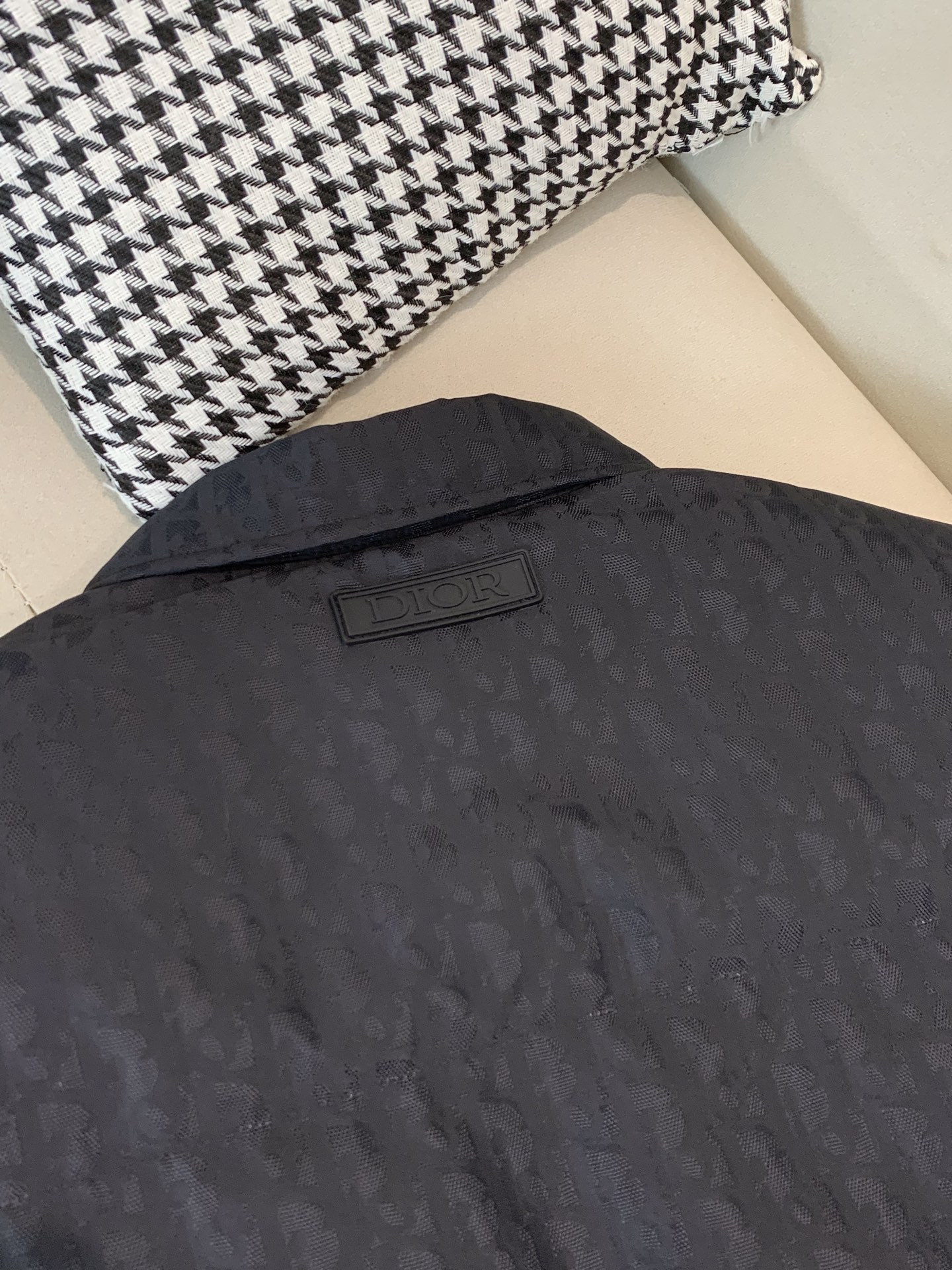 。2025SS秋冬季新款！迪奥男士翻领羽绒服，高端轻奢的时尚风格，实穿百搭的款式，上身效果轻盈舒适有型，