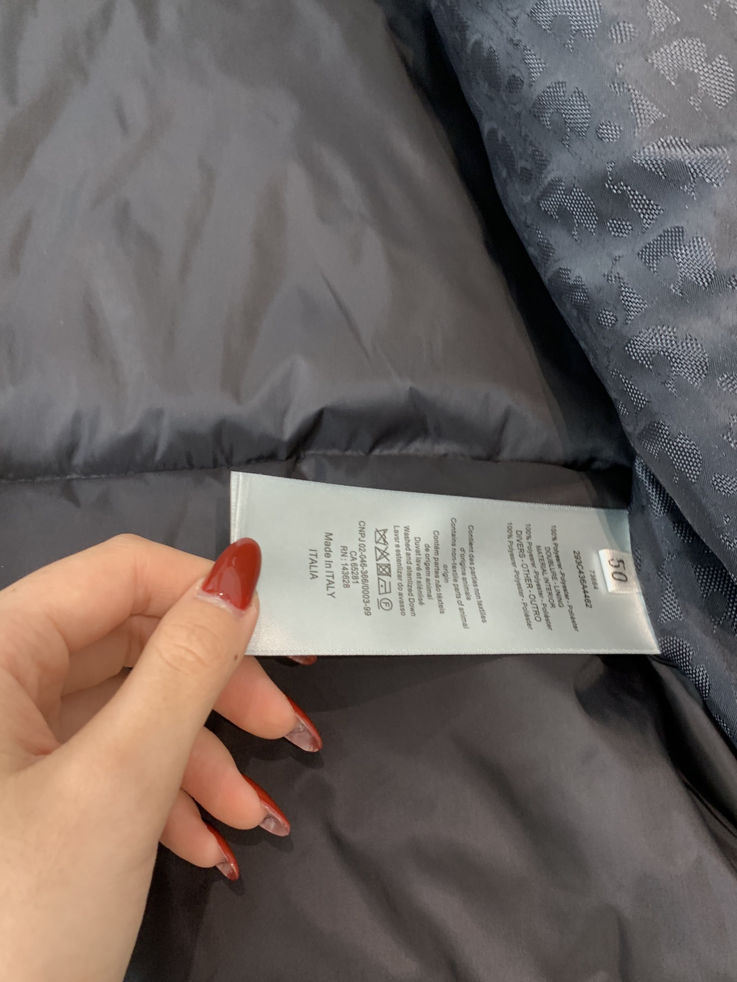 。2025SS秋冬季新款！迪奥男士翻领羽绒服，高端轻奢的时尚风格，实穿百搭的款式，上身效果轻盈舒适有型，