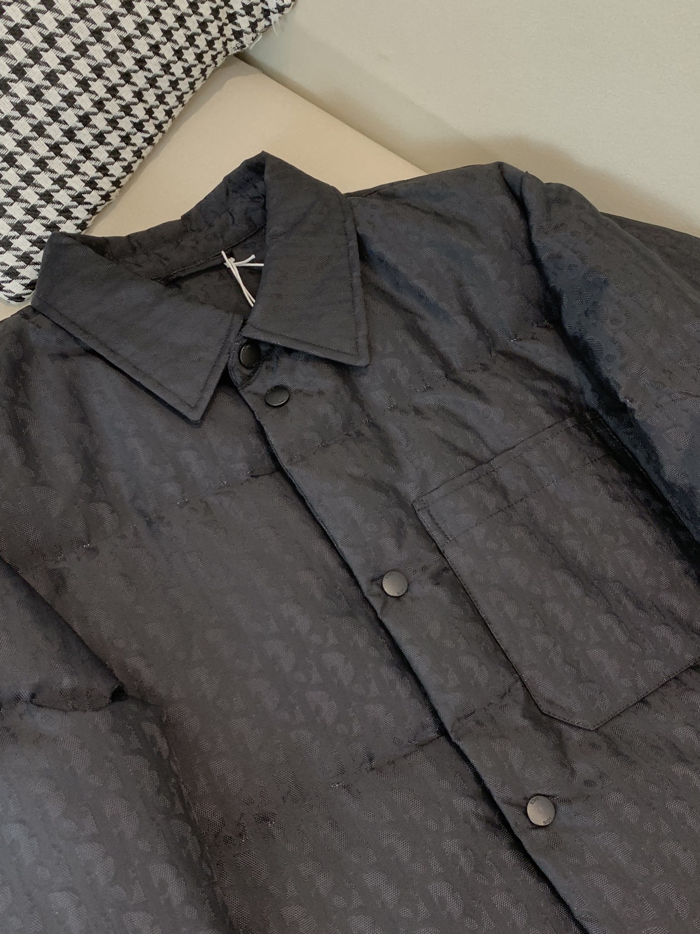 。2025SS秋冬季新款！迪奥男士翻领羽绒服，高端轻奢的时尚风格，实穿百搭的款式，上身效果轻盈舒适有型，