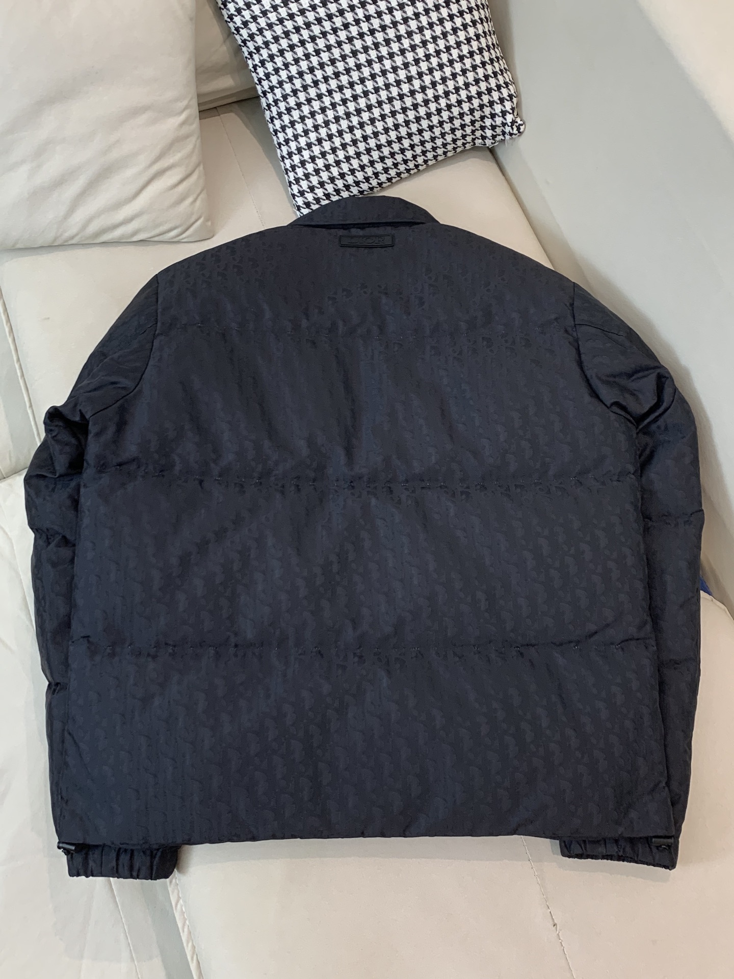 。2025SS秋冬季新款！迪奥男士翻领羽绒服，高端轻奢的时尚风格，实穿百搭的款式，上身效果轻盈舒适有型，