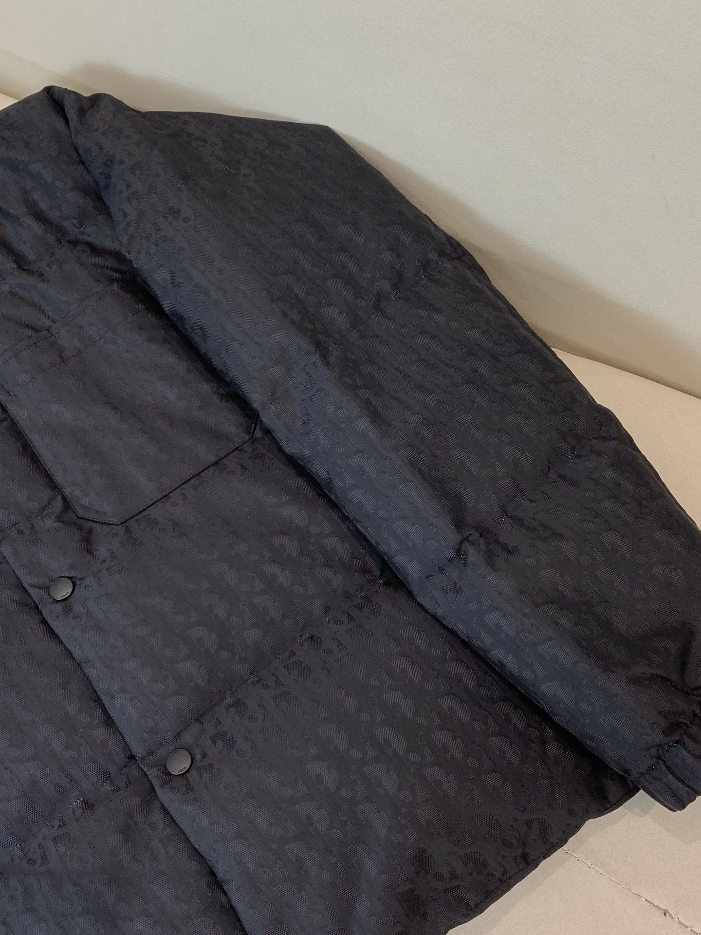 。2025SS秋冬季新款！迪奥男士翻领羽绒服，高端轻奢的时尚风格，实穿百搭的款式，上身效果轻盈舒适有型，