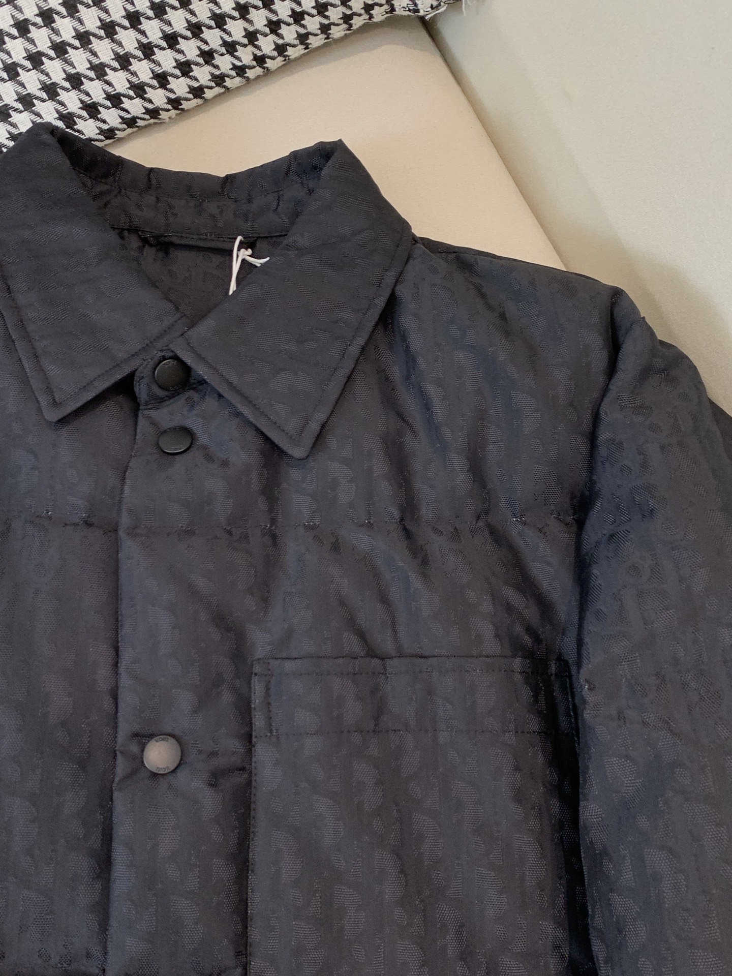 。2025SS秋冬季新款！迪奥男士翻领羽绒服，高端轻奢的时尚风格，实穿百搭的款式，上身效果轻盈舒适有型，