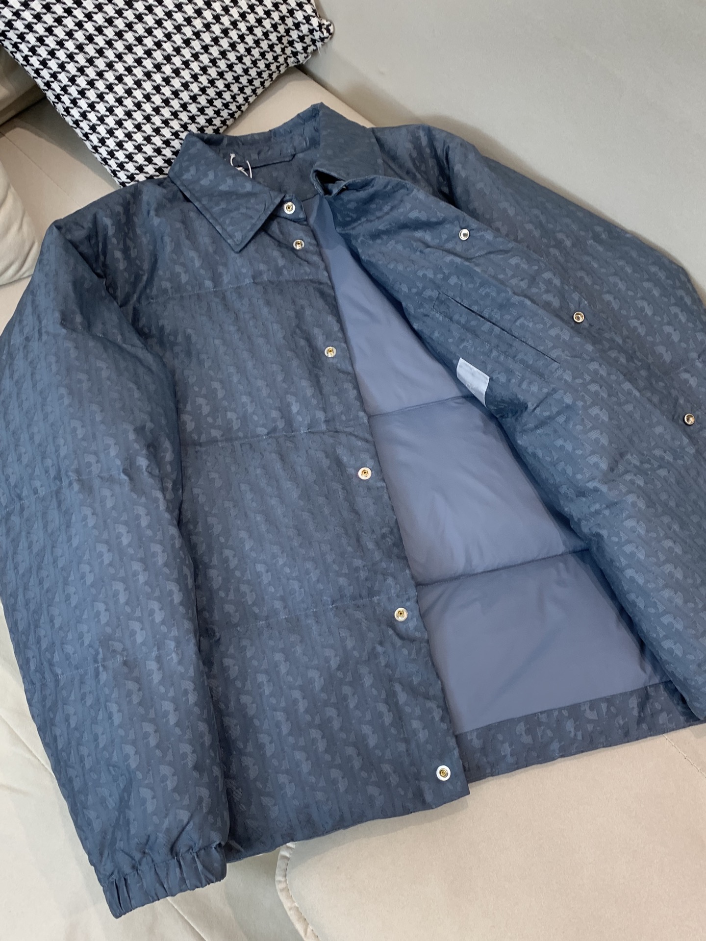 。2025SS秋冬季新款！迪奥男士翻领羽绒服，高端轻奢的时尚风格，实穿百搭的款式，上身效果轻盈舒适有型，