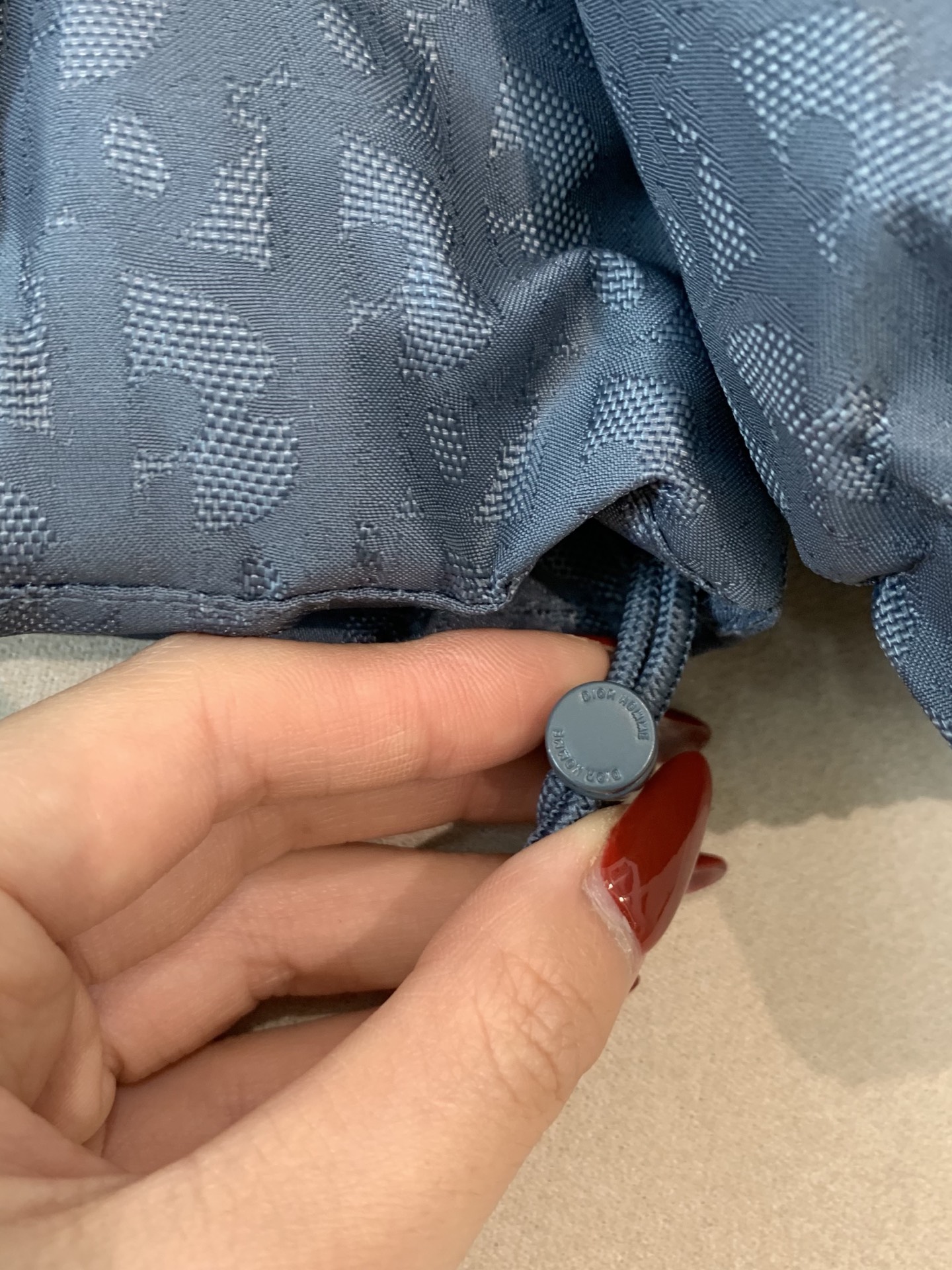 。2025SS秋冬季新款！迪奥男士翻领羽绒服，高端轻奢的时尚风格，实穿百搭的款式，上身效果轻盈舒适有型，