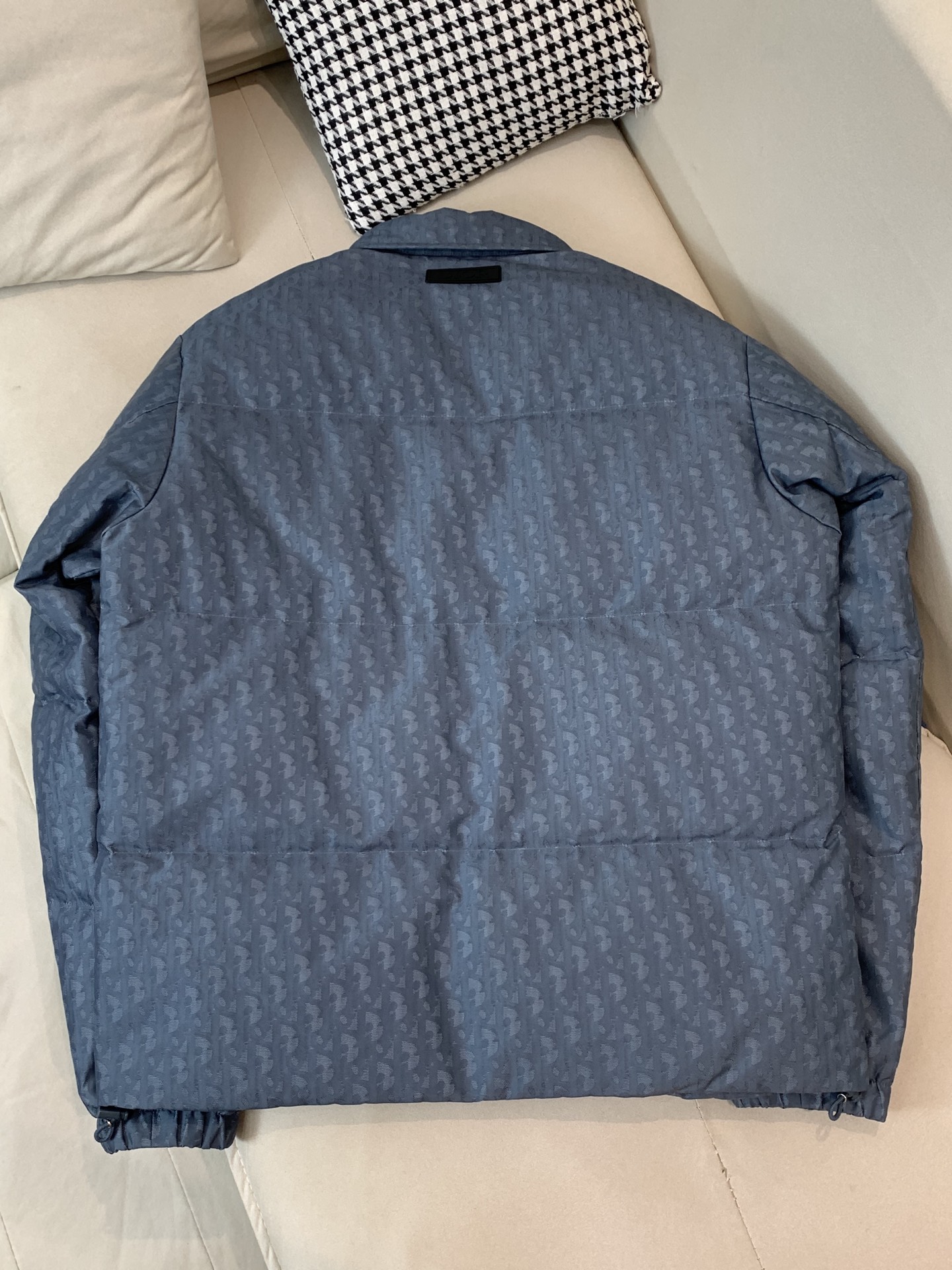 。2025SS秋冬季新款！迪奥男士翻领羽绒服，高端轻奢的时尚风格，实穿百搭的款式，上身效果轻盈舒适有型，