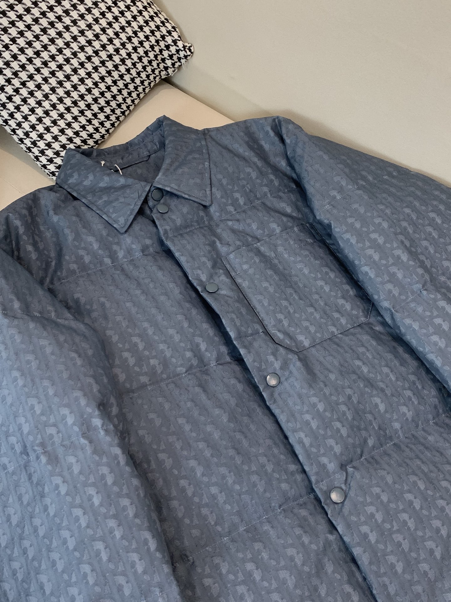 。2025SS秋冬季新款！迪奥男士翻领羽绒服，高端轻奢的时尚风格，实穿百搭的款式，上身效果轻盈舒适有型，