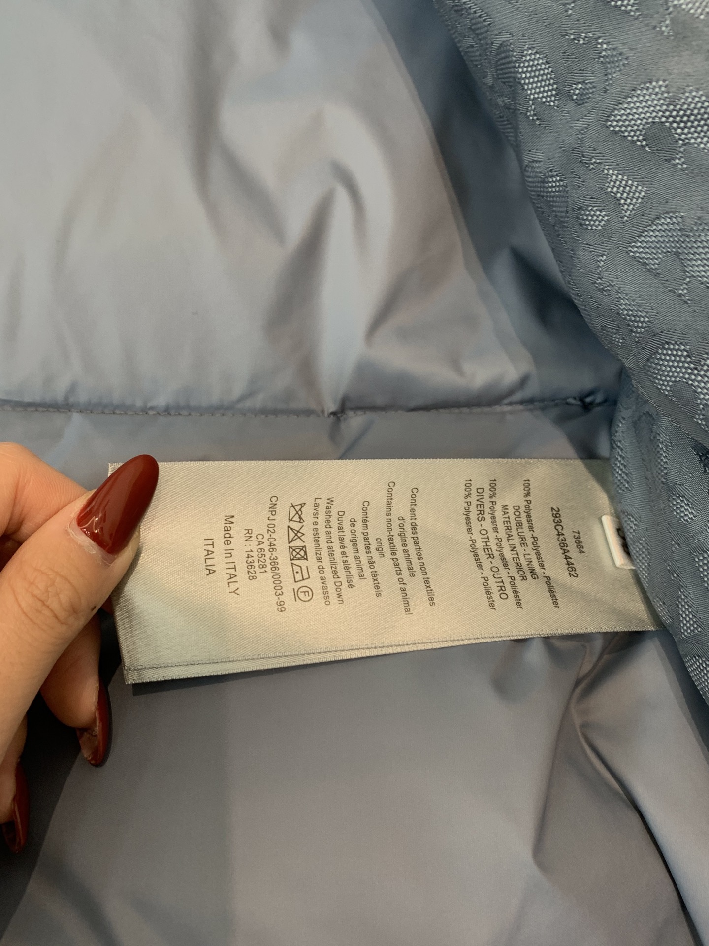 。2025SS秋冬季新款！迪奥男士翻领羽绒服，高端轻奢的时尚风格，实穿百搭的款式，上身效果轻盈舒适有型，