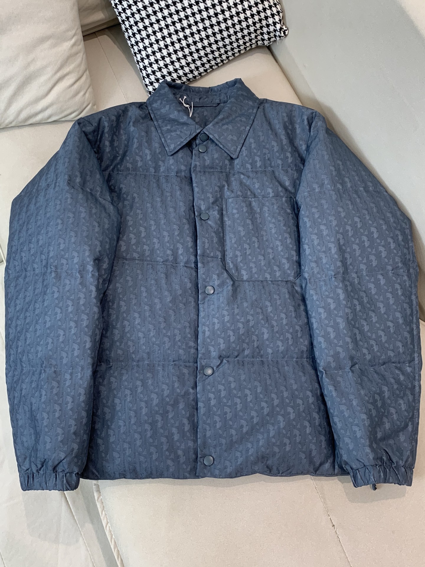 。2025SS秋冬季新款！迪奥男士翻领羽绒服，高端轻奢的时尚风格，实穿百搭的款式，上身效果轻盈舒适有型，