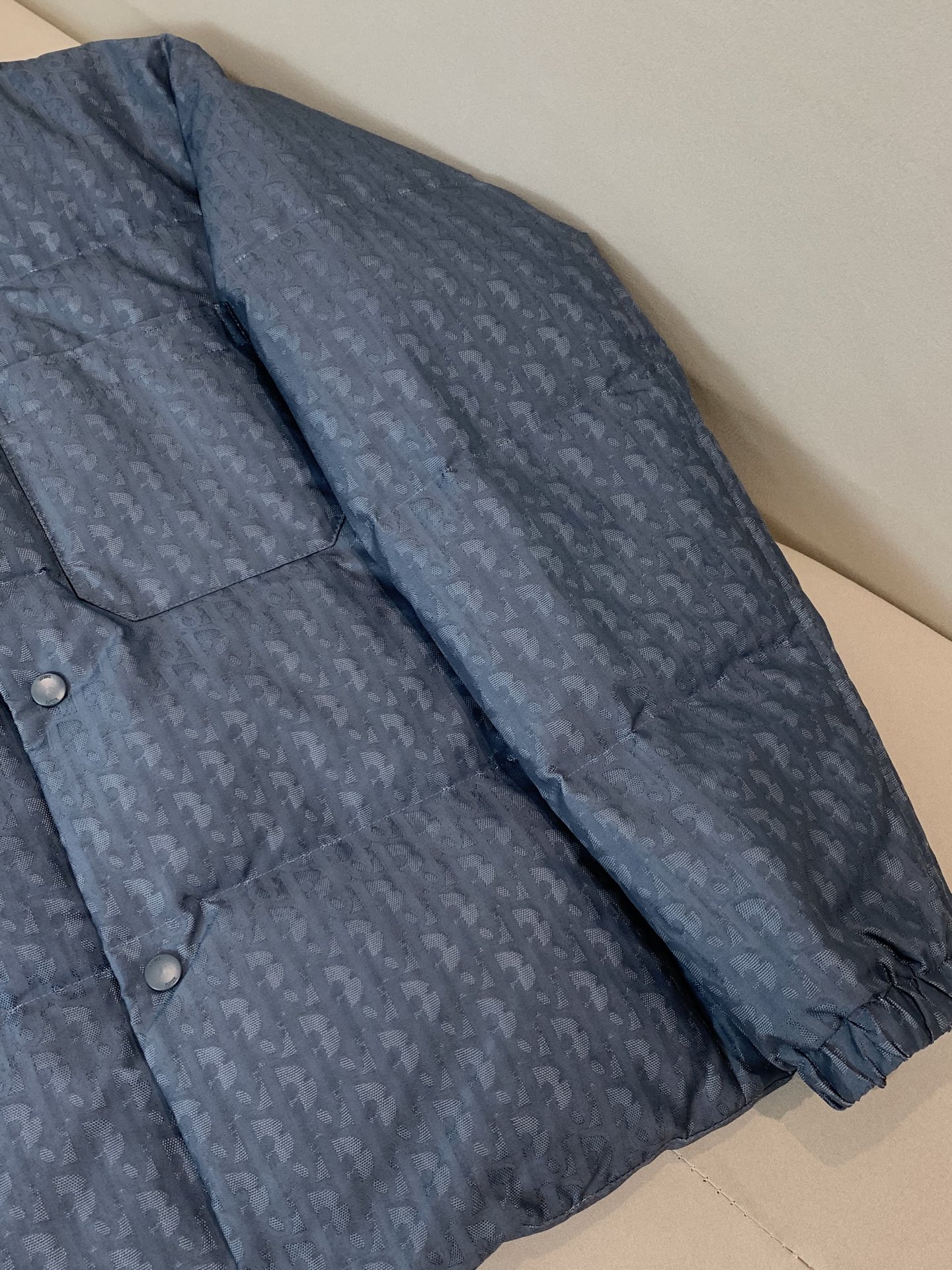 。2025SS秋冬季新款！迪奥男士翻领羽绒服，高端轻奢的时尚风格，实穿百搭的款式，上身效果轻盈舒适有型，