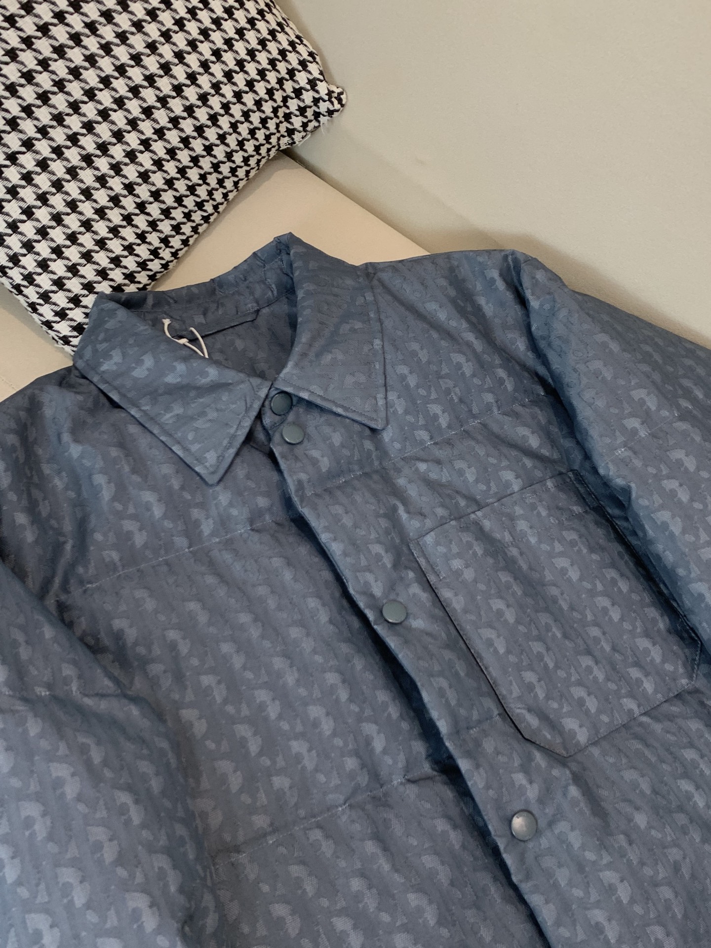 。2025SS秋冬季新款！迪奥男士翻领羽绒服，高端轻奢的时尚风格，实穿百搭的款式，上身效果轻盈舒适有型，