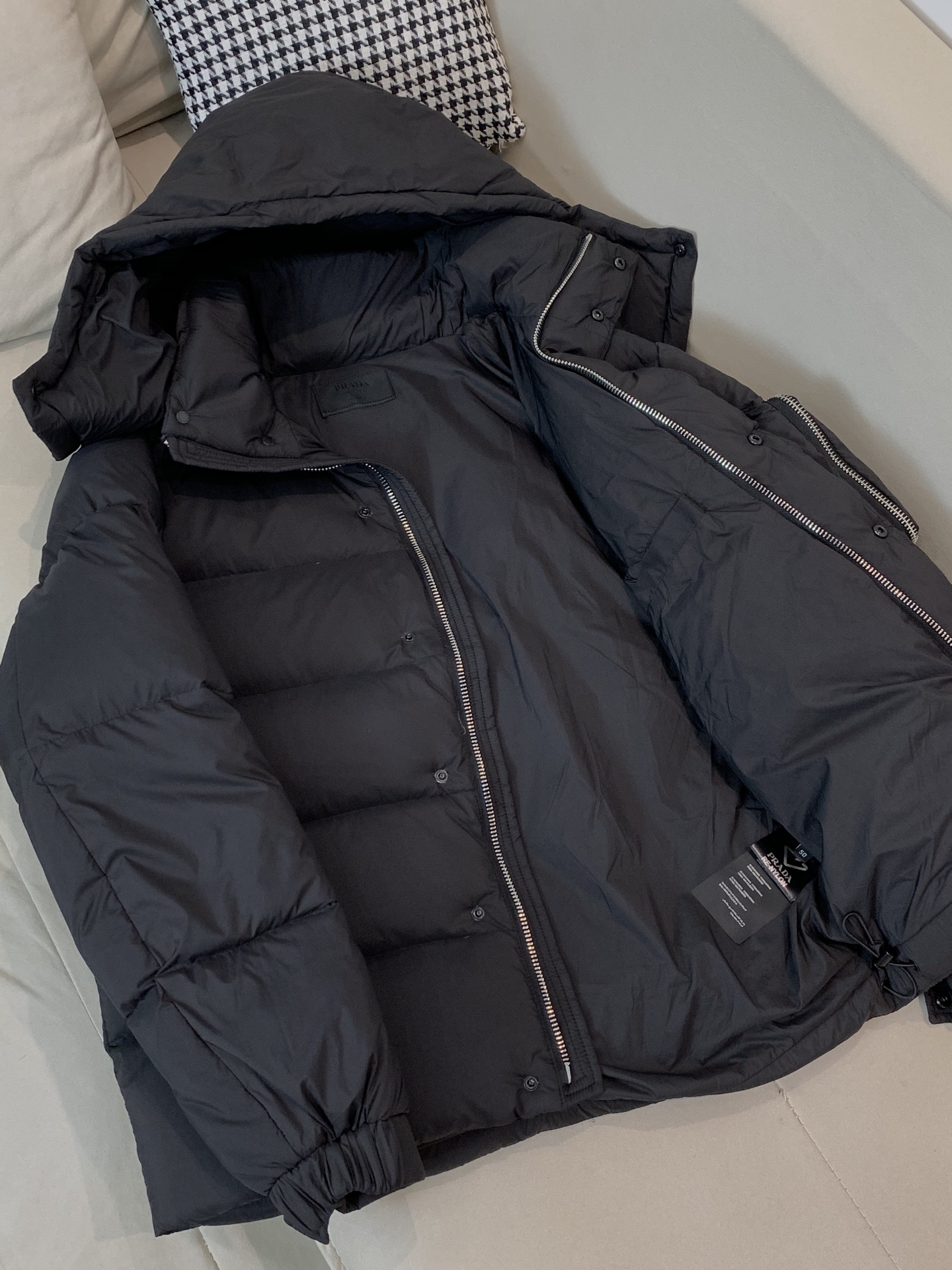 。2025SS秋冬季新款！普拉达男士连帽羽绒服，高端轻奢的时尚风格，实穿百搭的款式，上身效果轻盈舒适有型