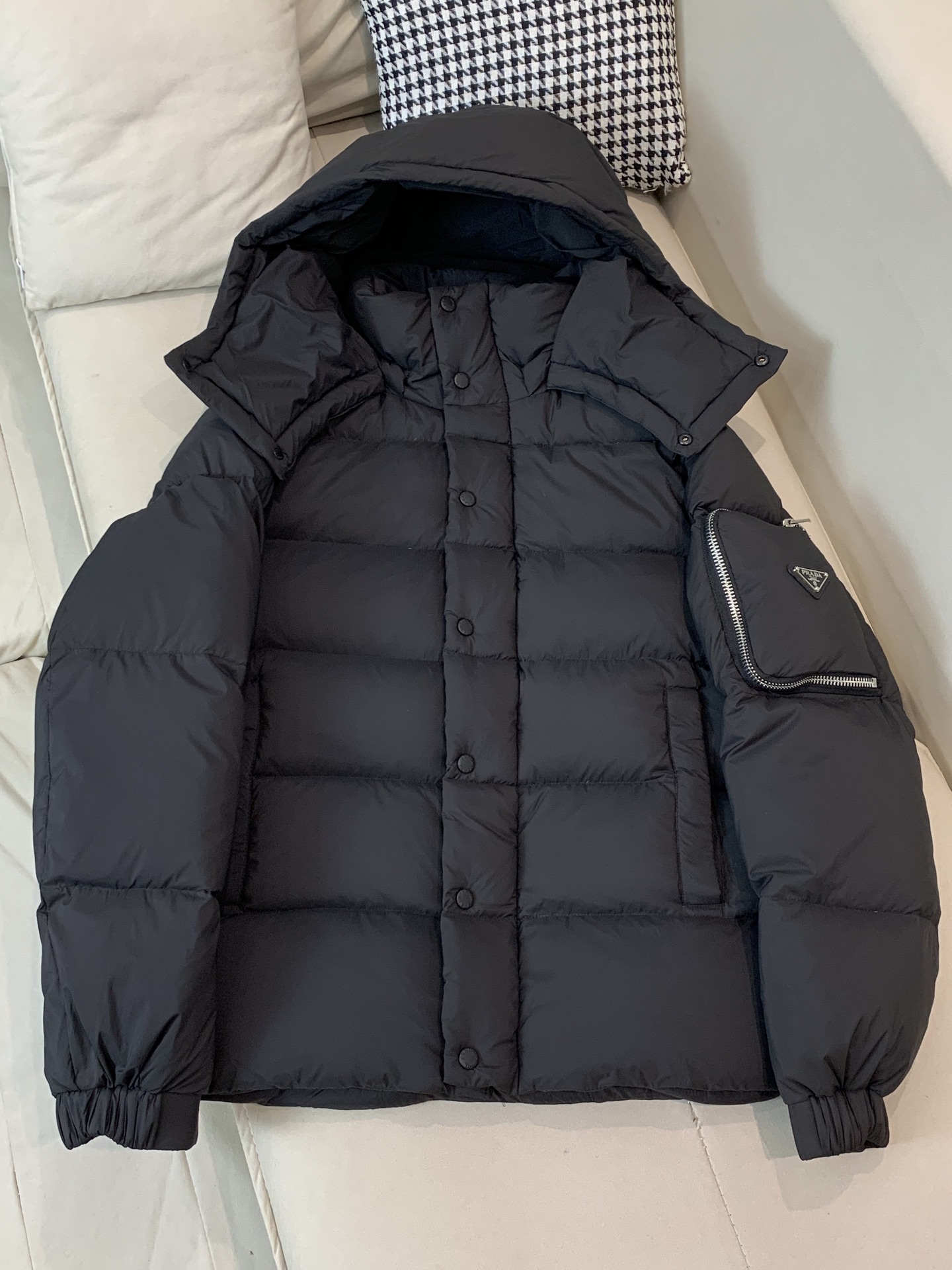 。2025SS秋冬季新款！普拉达男士连帽羽绒服，高端轻奢的时尚风格，实穿百搭的款式，上身效果轻盈舒适有型