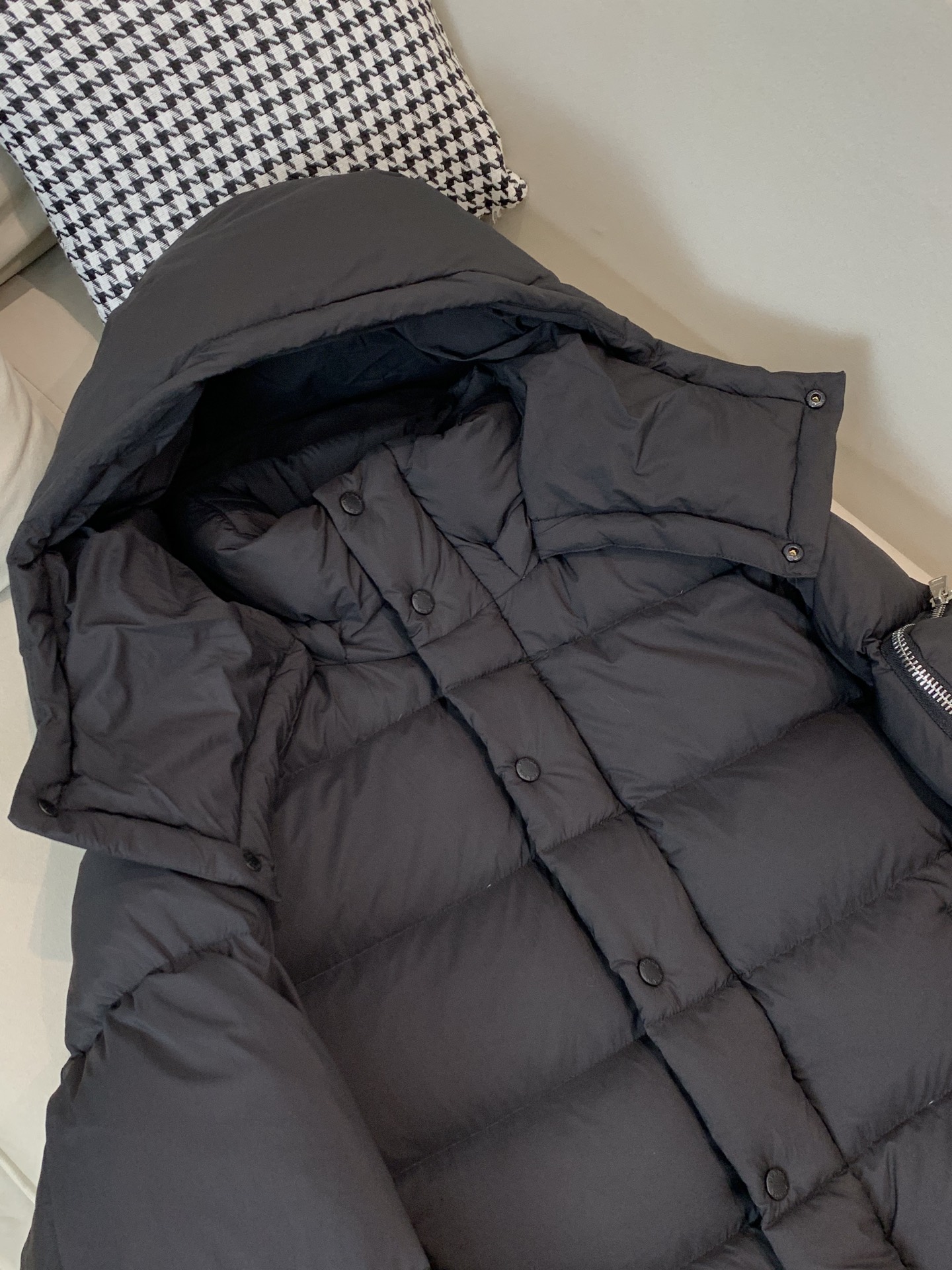 。2025SS秋冬季新款！普拉达男士连帽羽绒服，高端轻奢的时尚风格，实穿百搭的款式，上身效果轻盈舒适有型