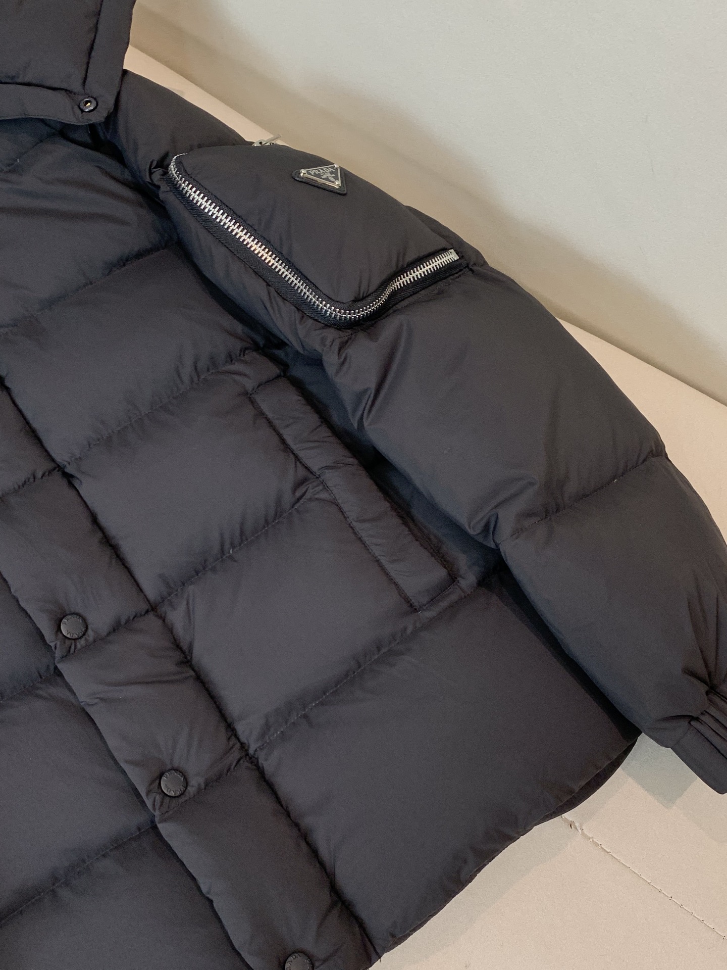 。2025SS秋冬季新款！普拉达男士连帽羽绒服，高端轻奢的时尚风格，实穿百搭的款式，上身效果轻盈舒适有型