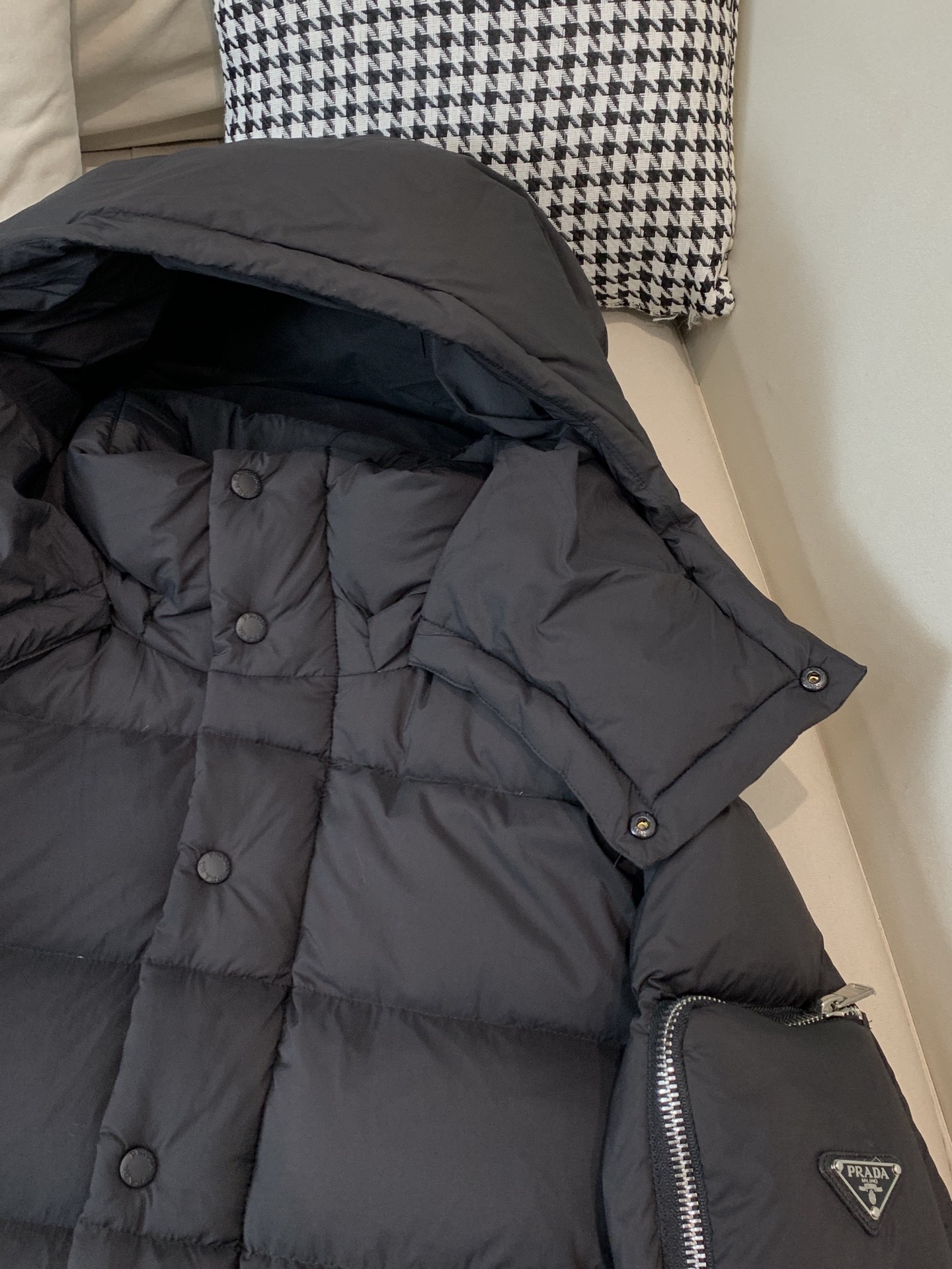 。2025SS秋冬季新款！普拉达男士连帽羽绒服，高端轻奢的时尚风格，实穿百搭的款式，上身效果轻盈舒适有型