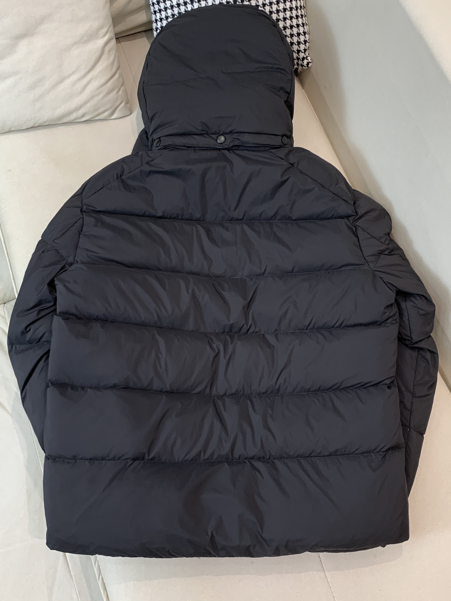 。2025SS秋冬季新款！普拉达男士连帽羽绒服，高端轻奢的时尚风格，实穿百搭的款式，上身效果轻盈舒适有型