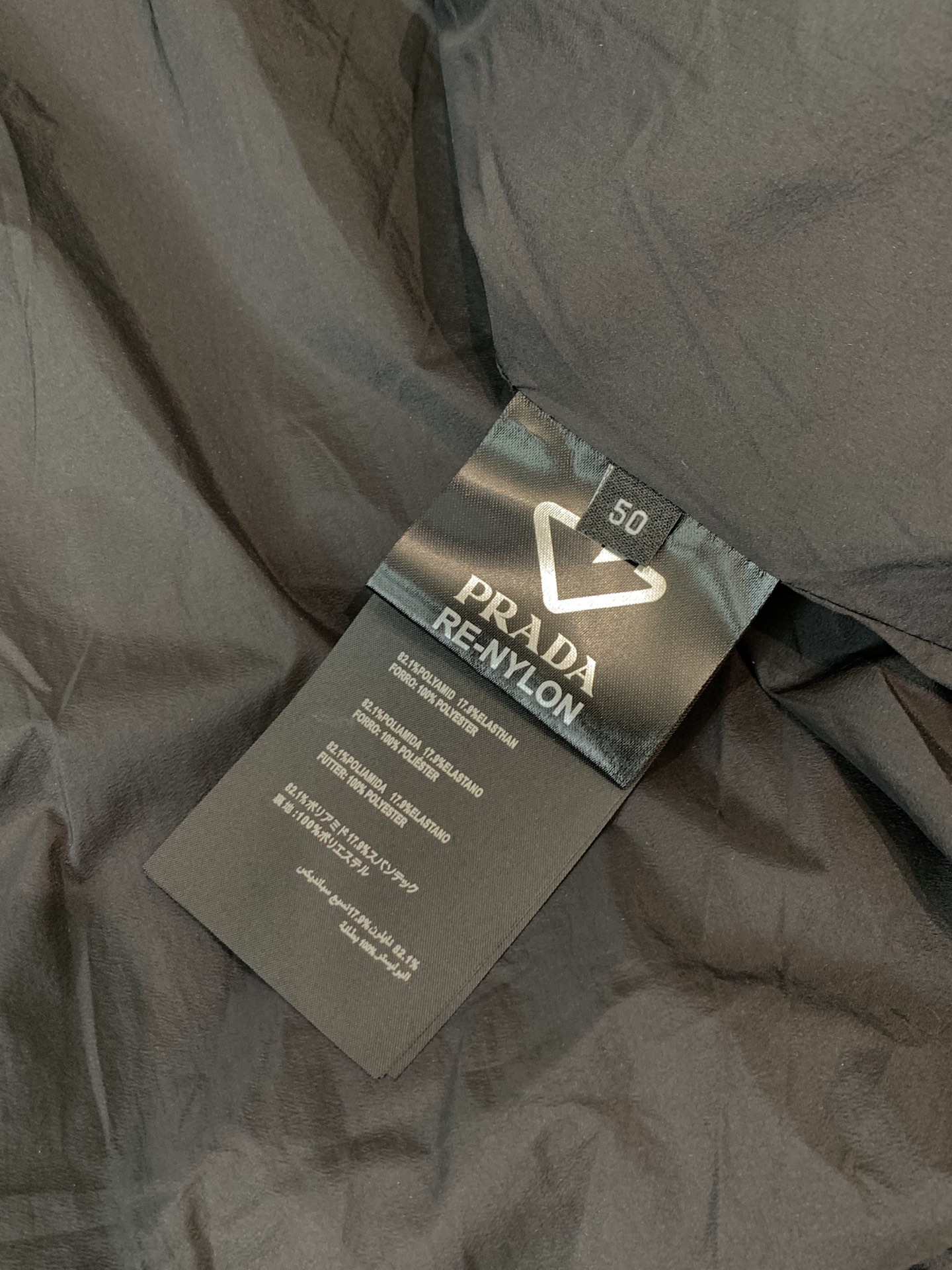 。2025SS秋冬季新款！普拉达男士连帽羽绒服，高端轻奢的时尚风格，实穿百搭的款式，上身效果轻盈舒适有型