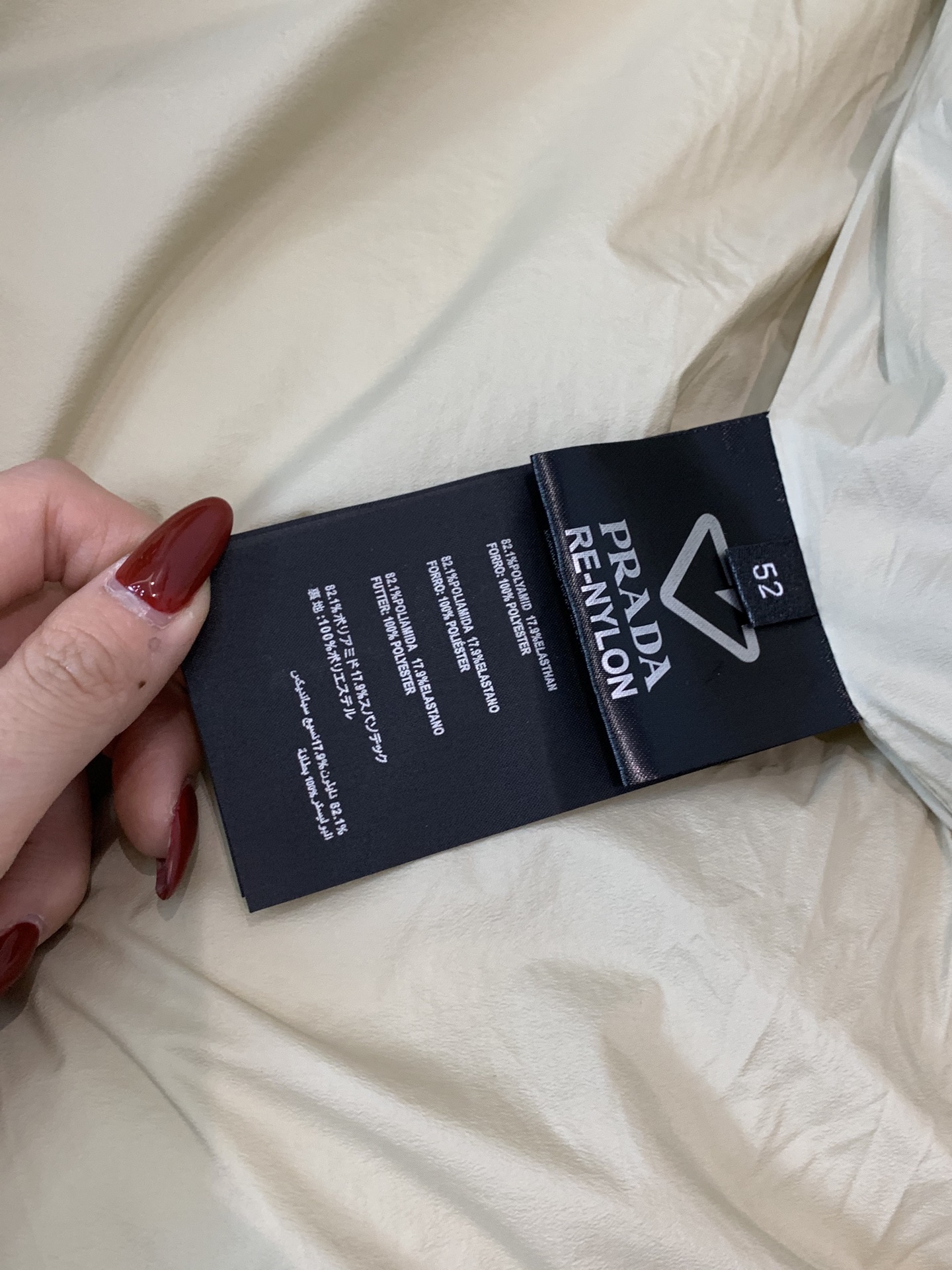 。2025SS秋冬季新款！普拉达男士连帽羽绒服，高端轻奢的时尚风格，实穿百搭的款式，上身效果轻盈舒适有型