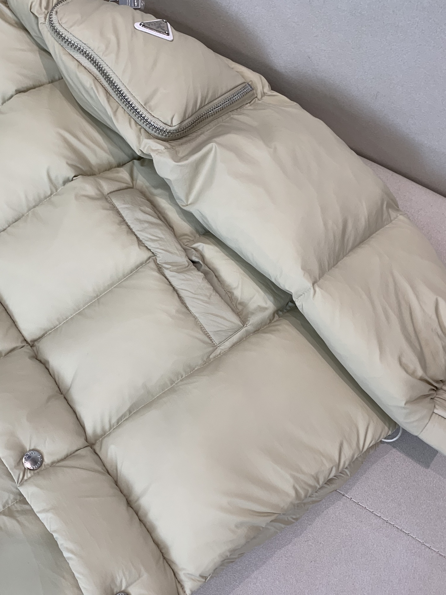 。2025SS秋冬季新款！普拉达男士连帽羽绒服，高端轻奢的时尚风格，实穿百搭的款式，上身效果轻盈舒适有型