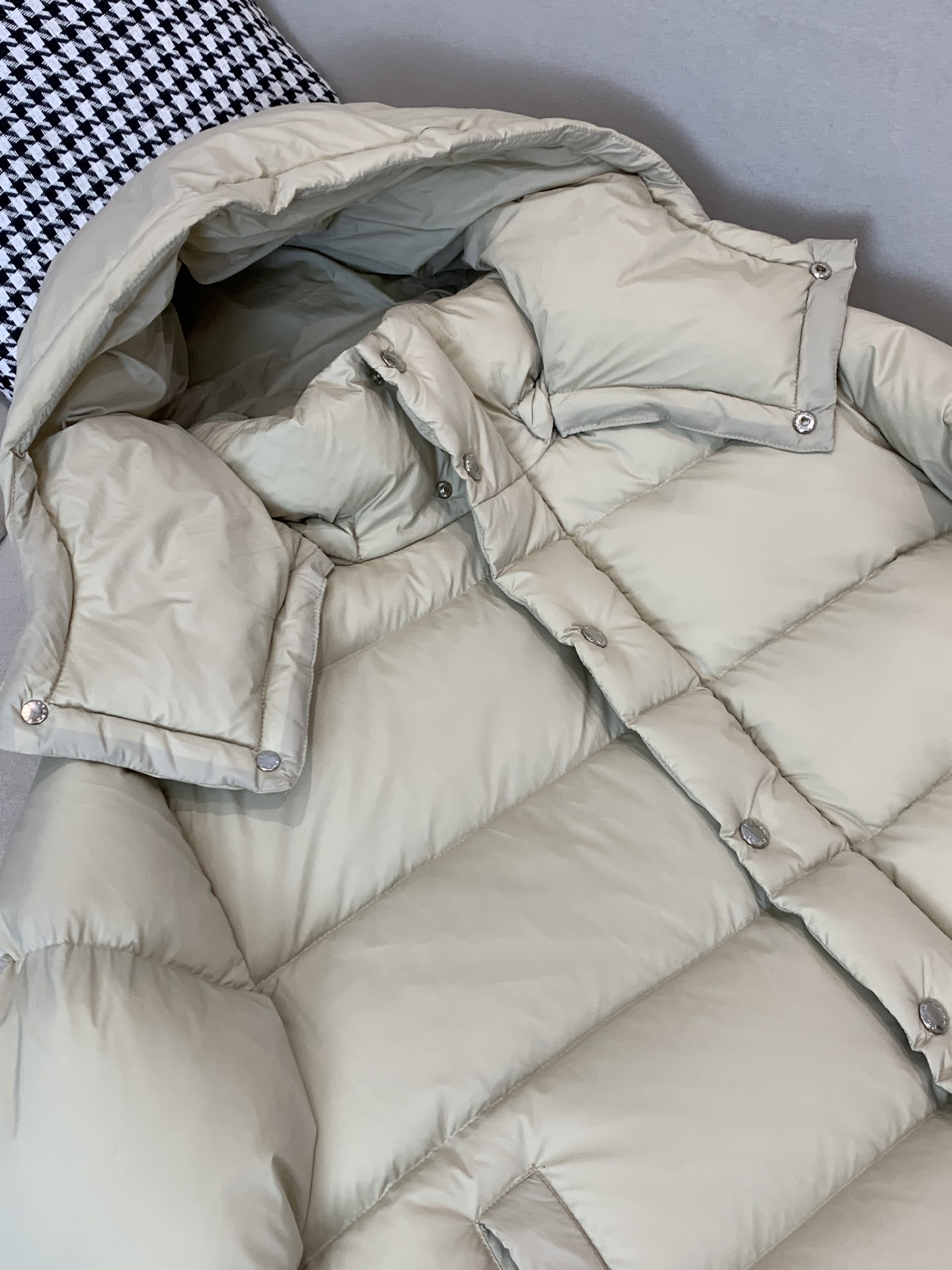 。2025SS秋冬季新款！普拉达男士连帽羽绒服，高端轻奢的时尚风格，实穿百搭的款式，上身效果轻盈舒适有型