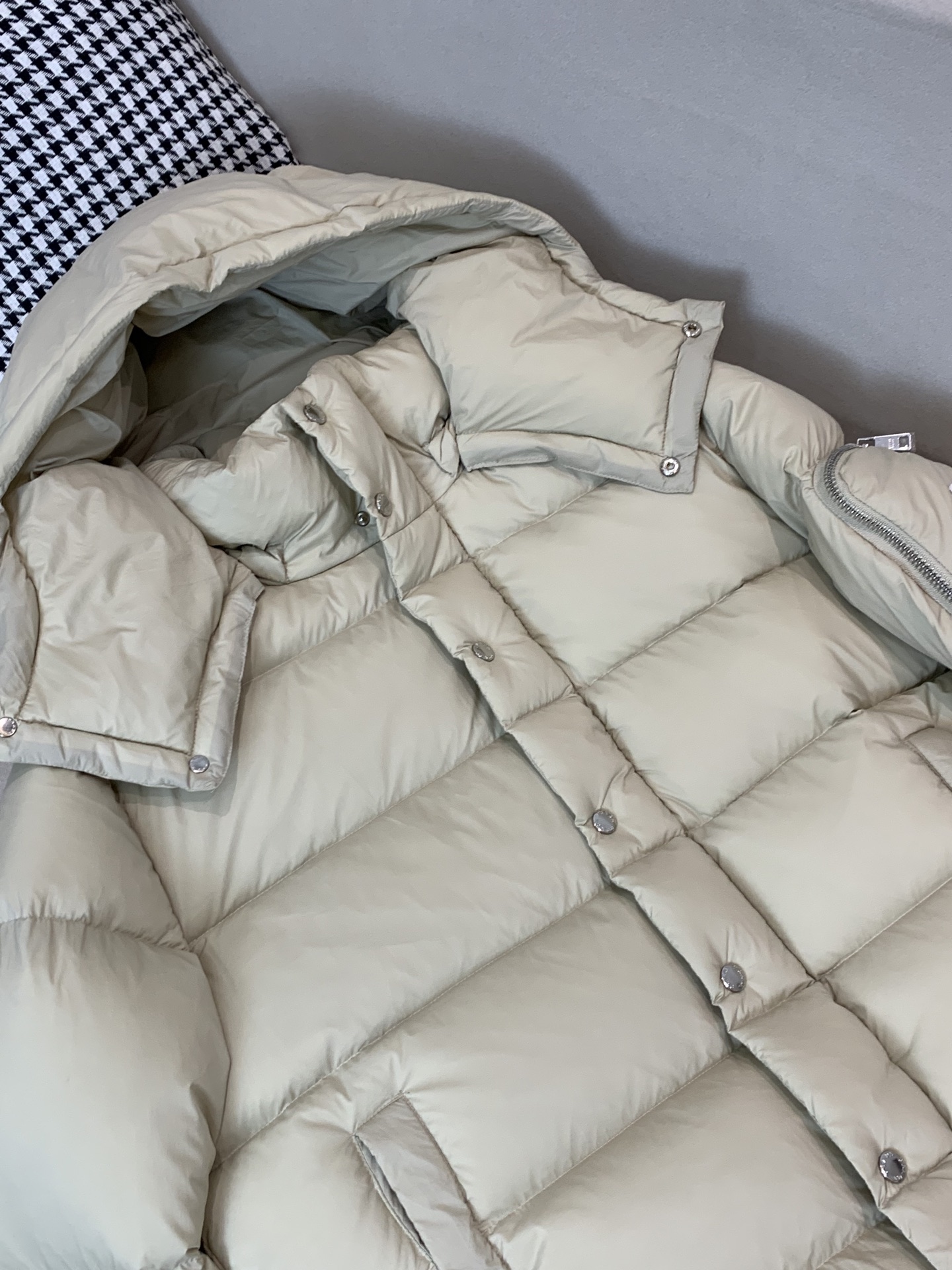 。2025SS秋冬季新款！普拉达男士连帽羽绒服，高端轻奢的时尚风格，实穿百搭的款式，上身效果轻盈舒适有型