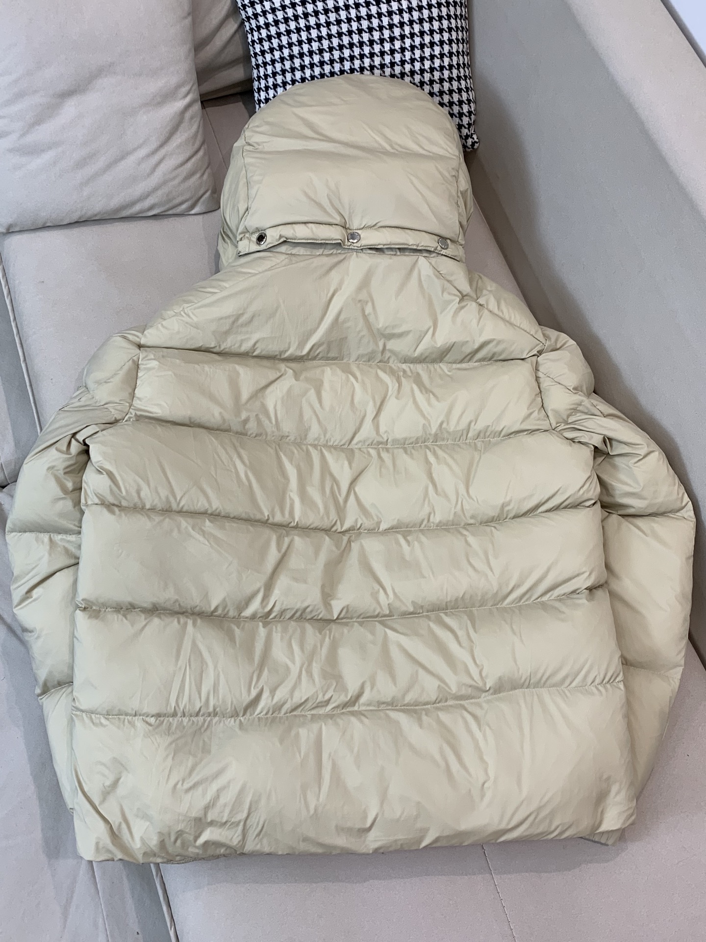 。2025SS秋冬季新款！普拉达男士连帽羽绒服，高端轻奢的时尚风格，实穿百搭的款式，上身效果轻盈舒适有型