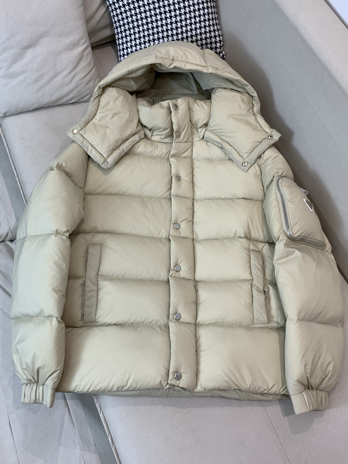 。2025SS秋冬季新款！普拉达男士连帽羽绒服，高端轻奢的时尚风格，实穿百搭的款式，上身效果轻盈舒适有型