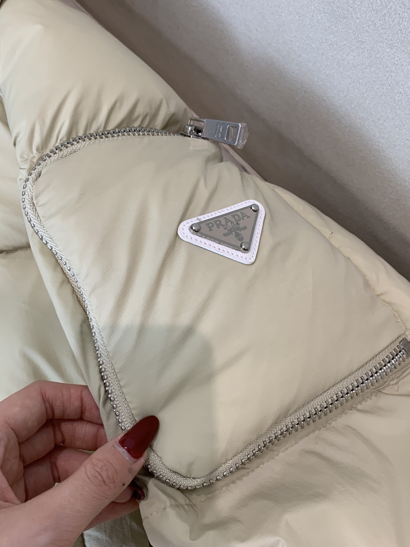 。2025SS秋冬季新款！普拉达男士连帽羽绒服，高端轻奢的时尚风格，实穿百搭的款式，上身效果轻盈舒适有型