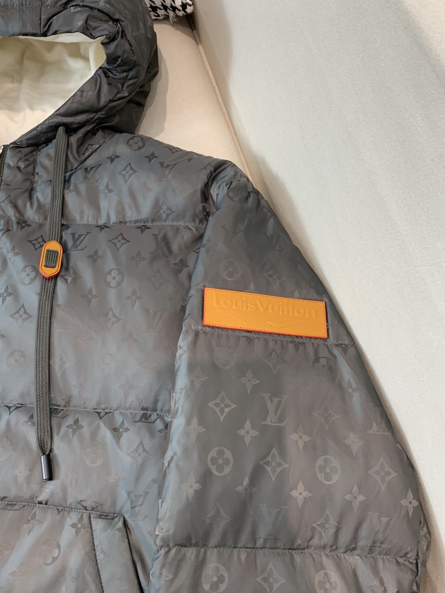 。羽绒2025SS秋冬季新款！LV驴家男士连帽羽绒服，高端轻奢的时尚风格，实穿百搭的款式，内里绒毛质地轻