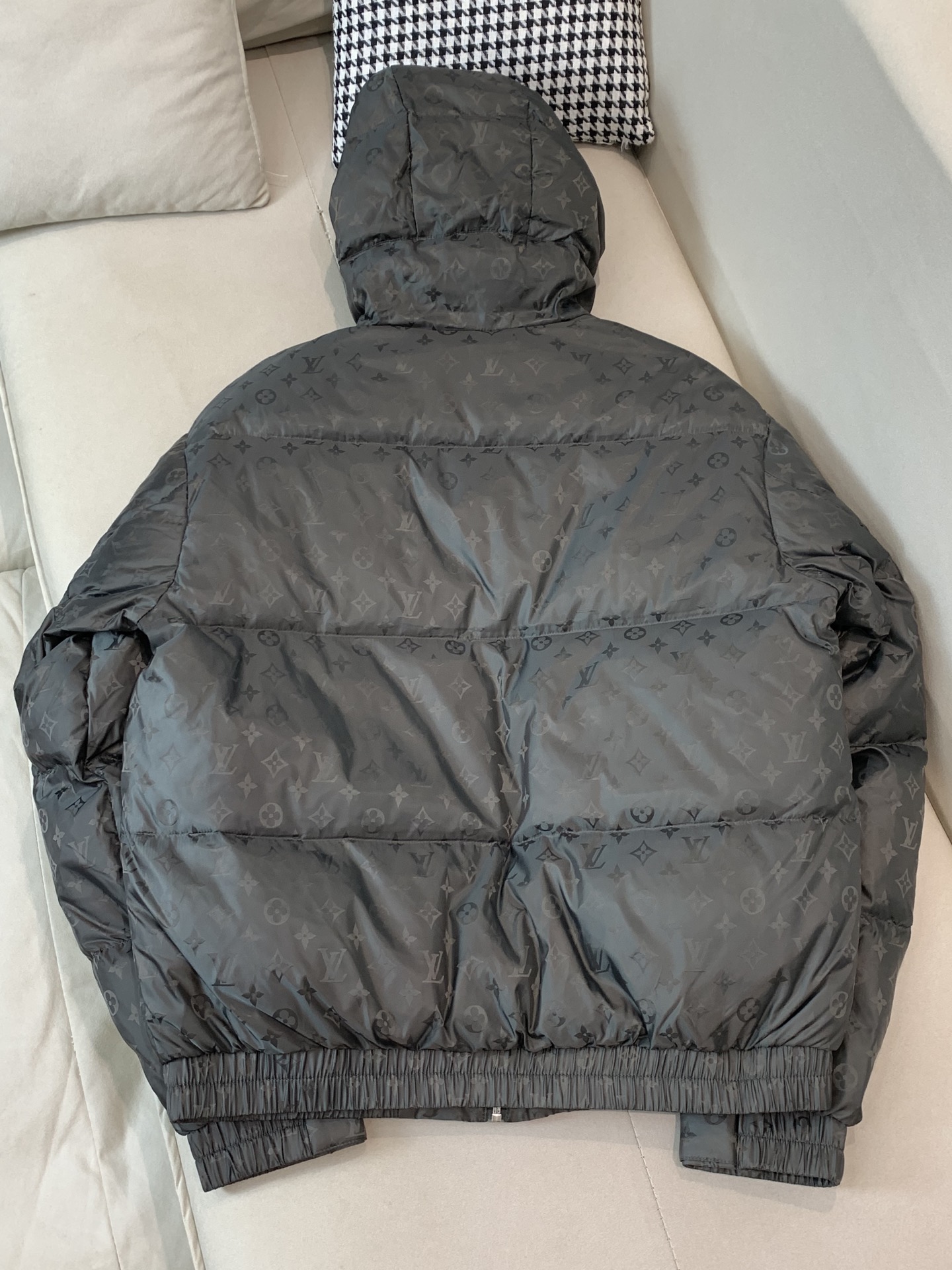 。羽绒2025SS秋冬季新款！LV驴家男士连帽羽绒服，高端轻奢的时尚风格，实穿百搭的款式，内里绒毛质地轻