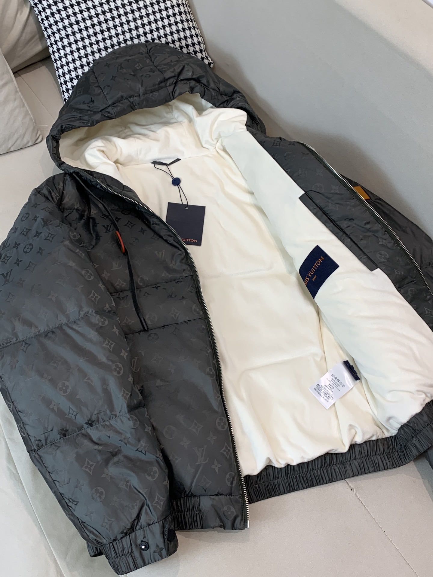 。羽绒2025SS秋冬季新款！LV驴家男士连帽羽绒服，高端轻奢的时尚风格，实穿百搭的款式，内里绒毛质地轻