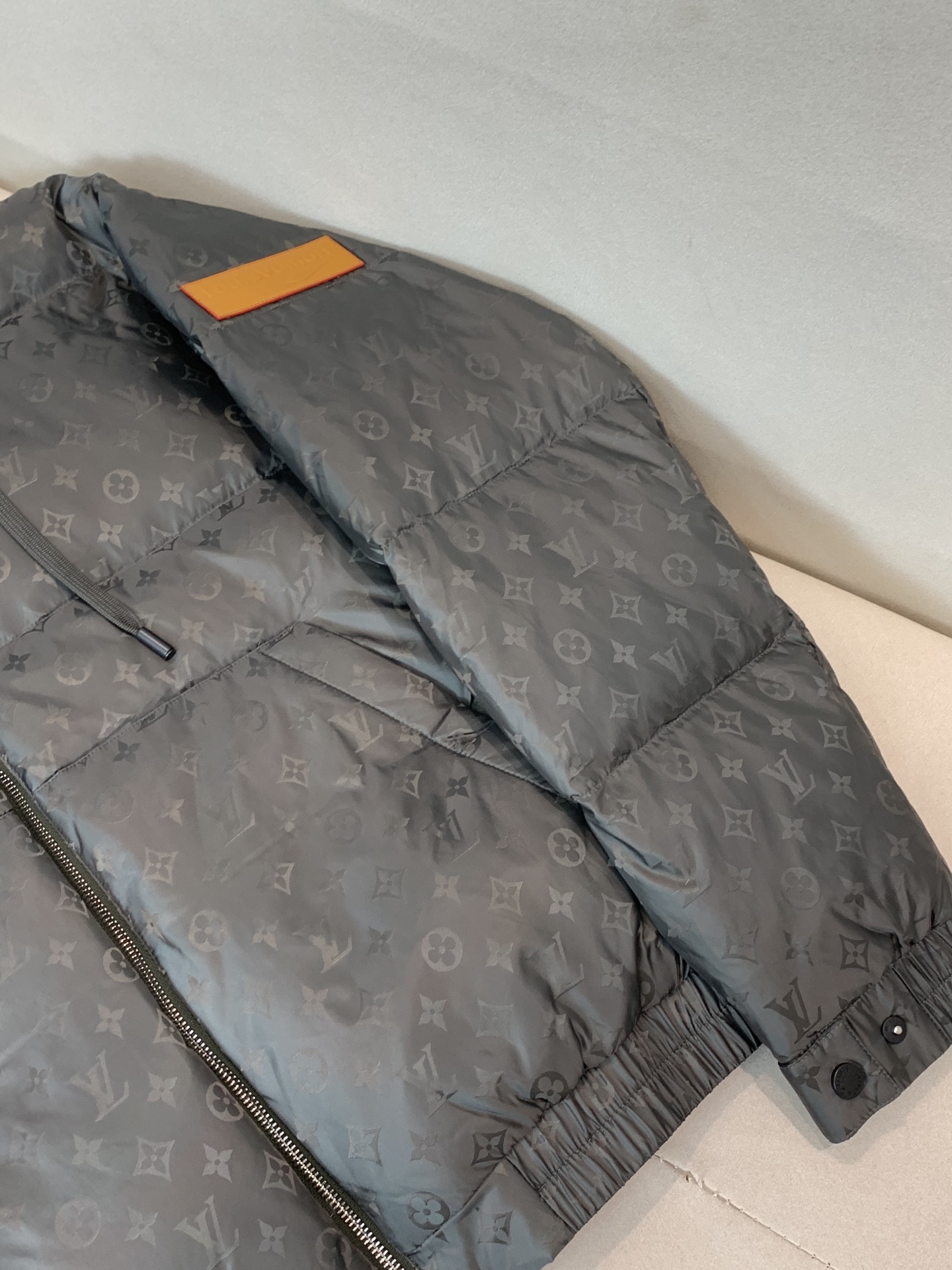 。羽绒2025SS秋冬季新款！LV驴家男士连帽羽绒服，高端轻奢的时尚风格，实穿百搭的款式，内里绒毛质地轻